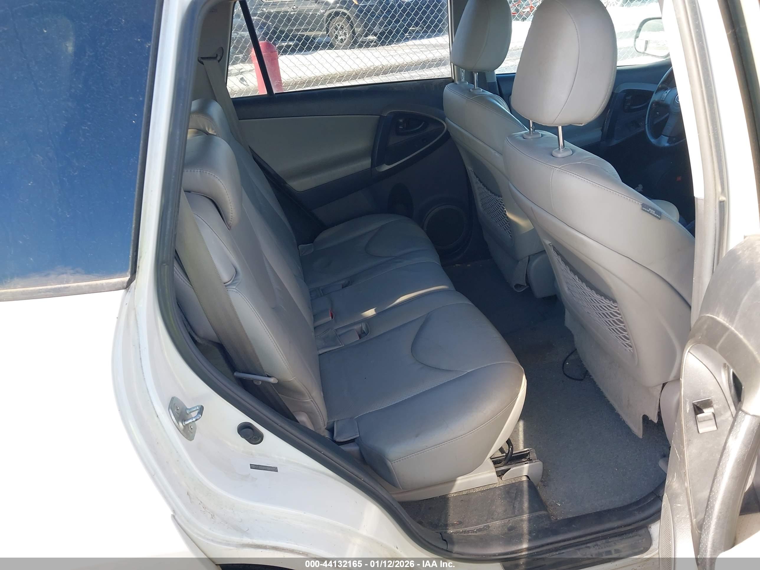 TOYOTA RAV4 image 8