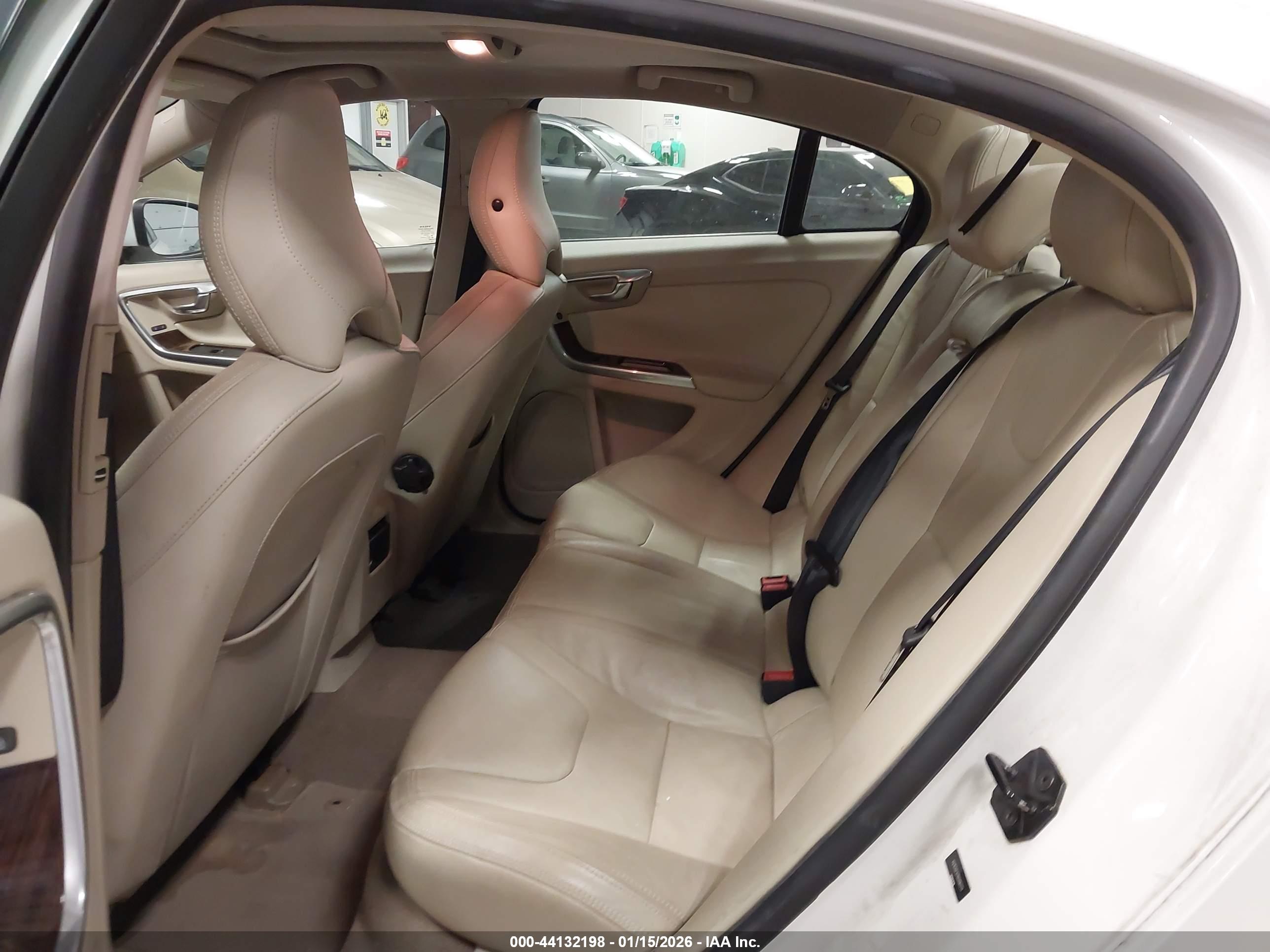VOLVO S60 image 8