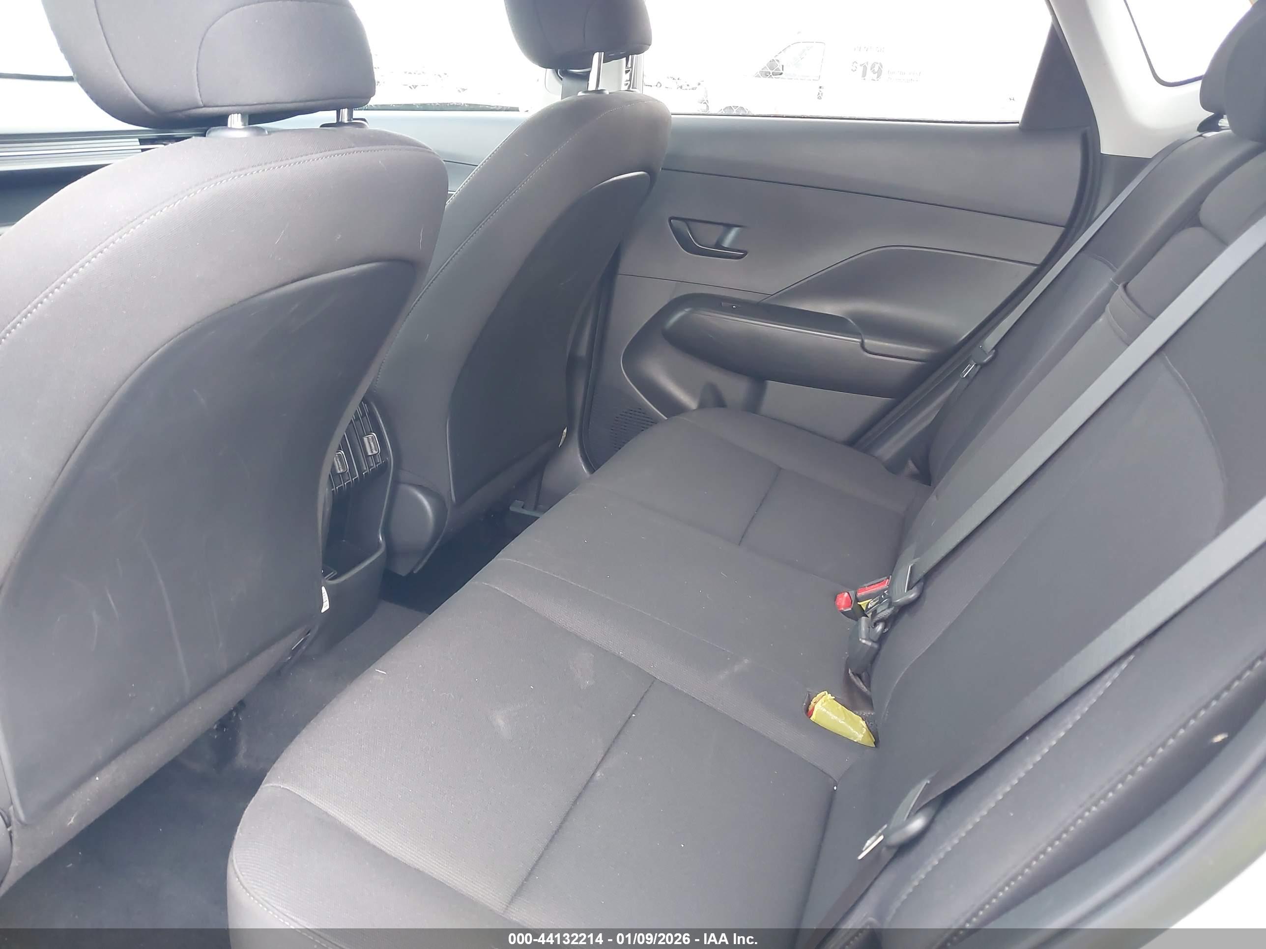 HYUNDAI KONA image 8