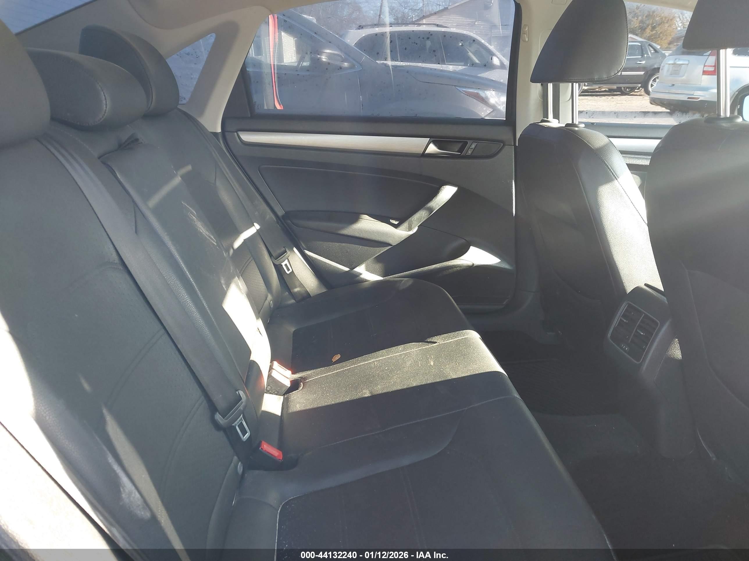 VOLKSWAGEN PASSAT image 8