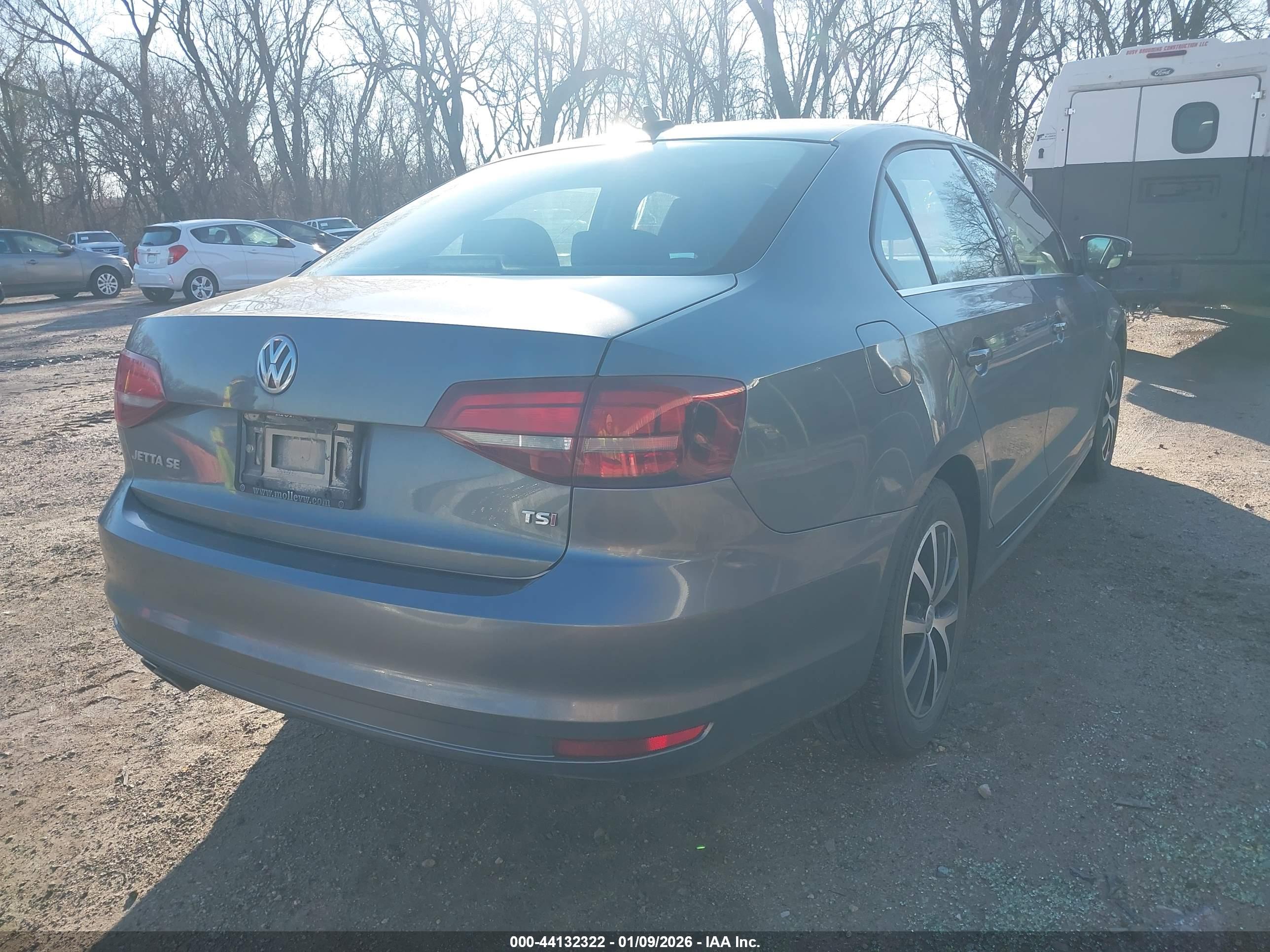 VOLKSWAGEN JETTA image 4