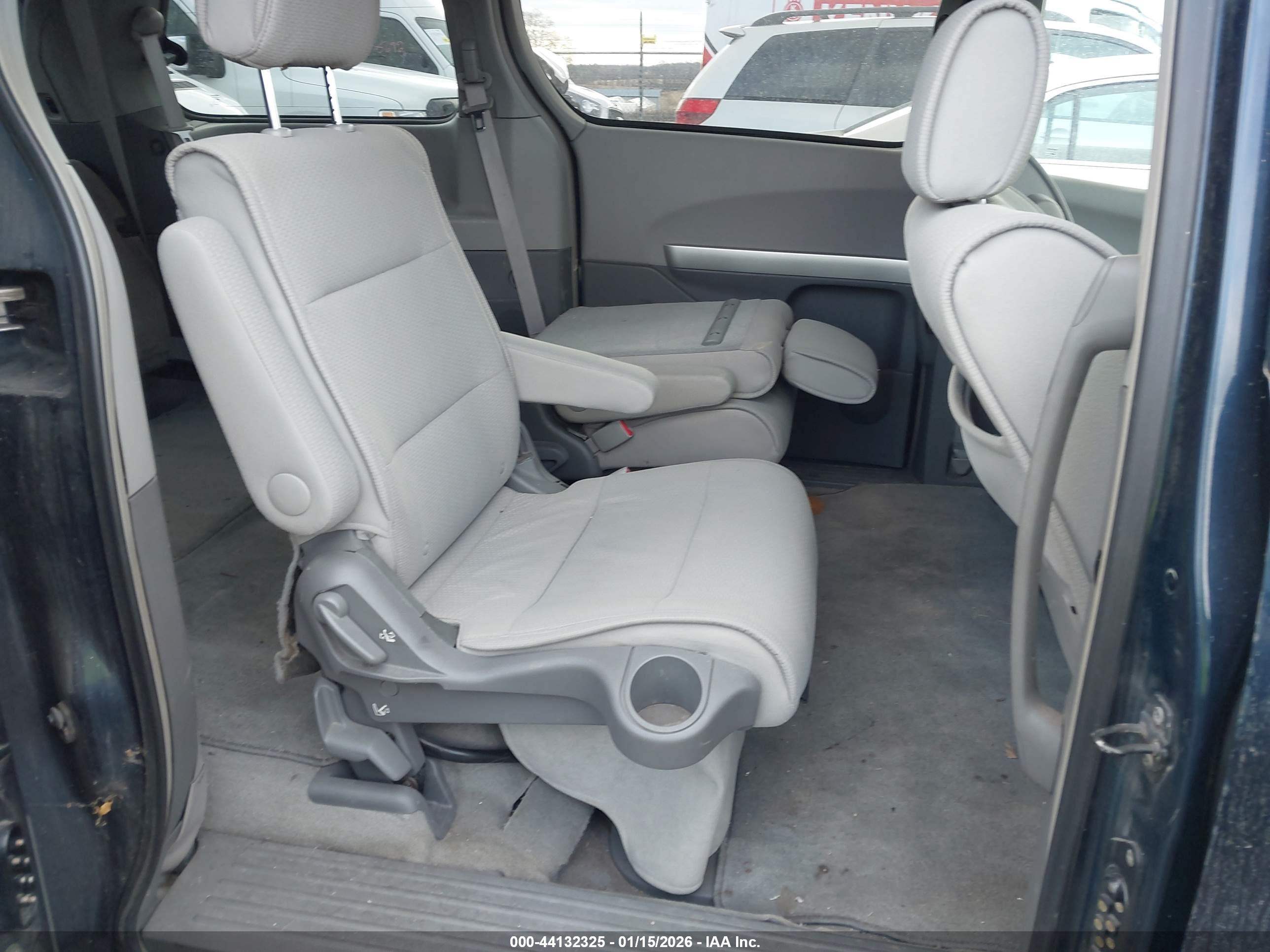 NISSAN QUEST image 8