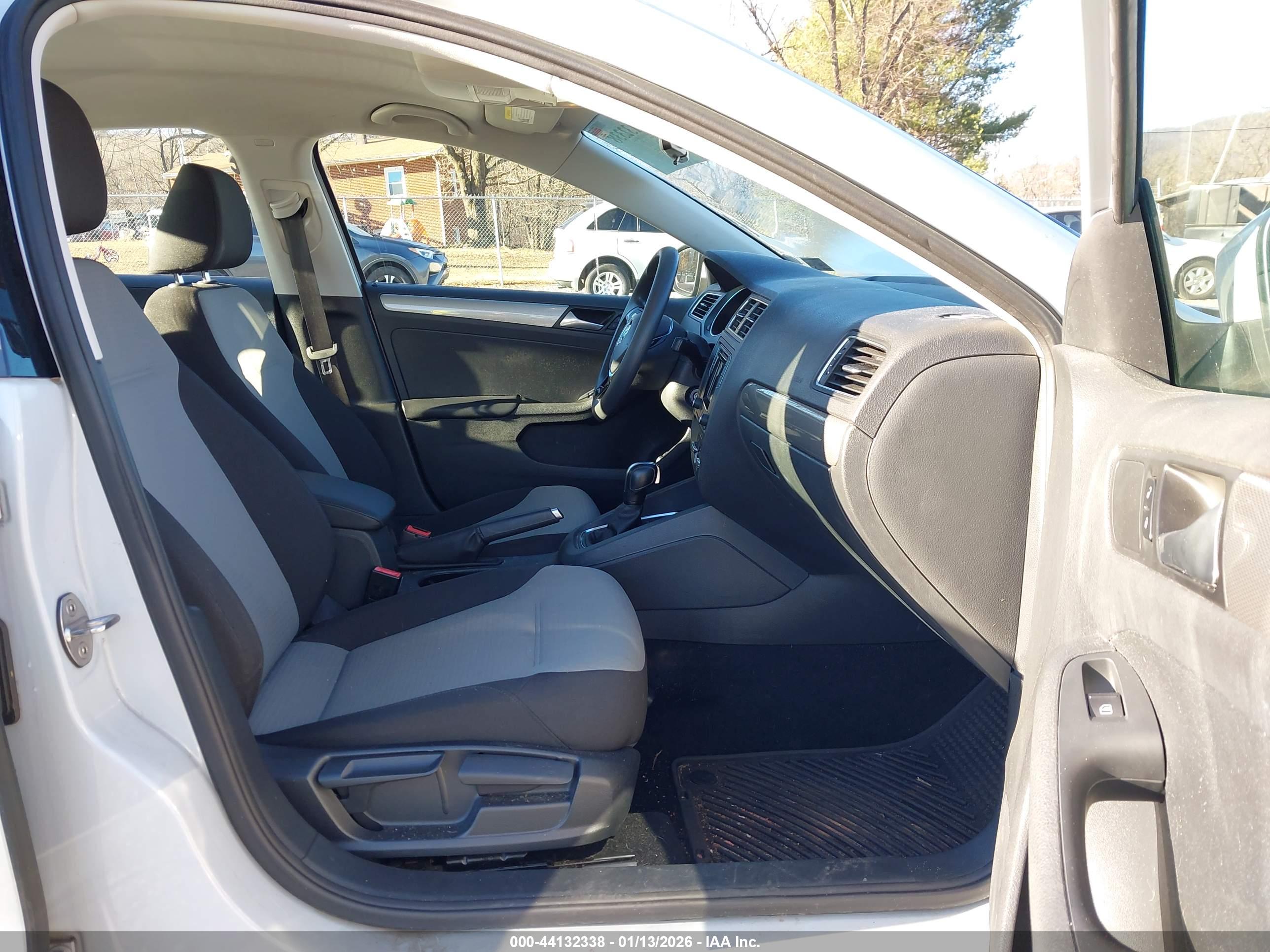 VOLKSWAGEN JETTA image 5