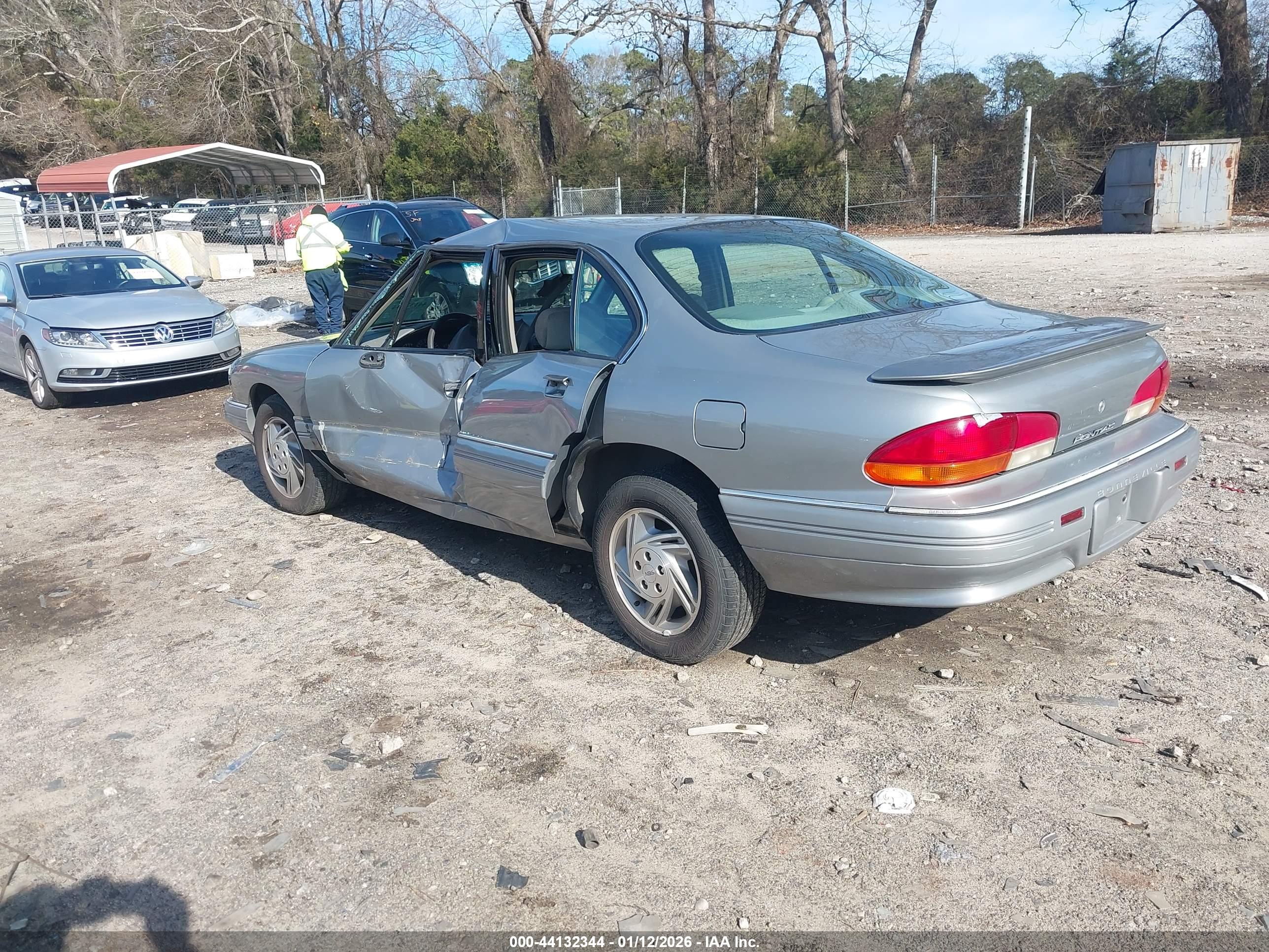 PONTIAC BONNEVILLE image 3