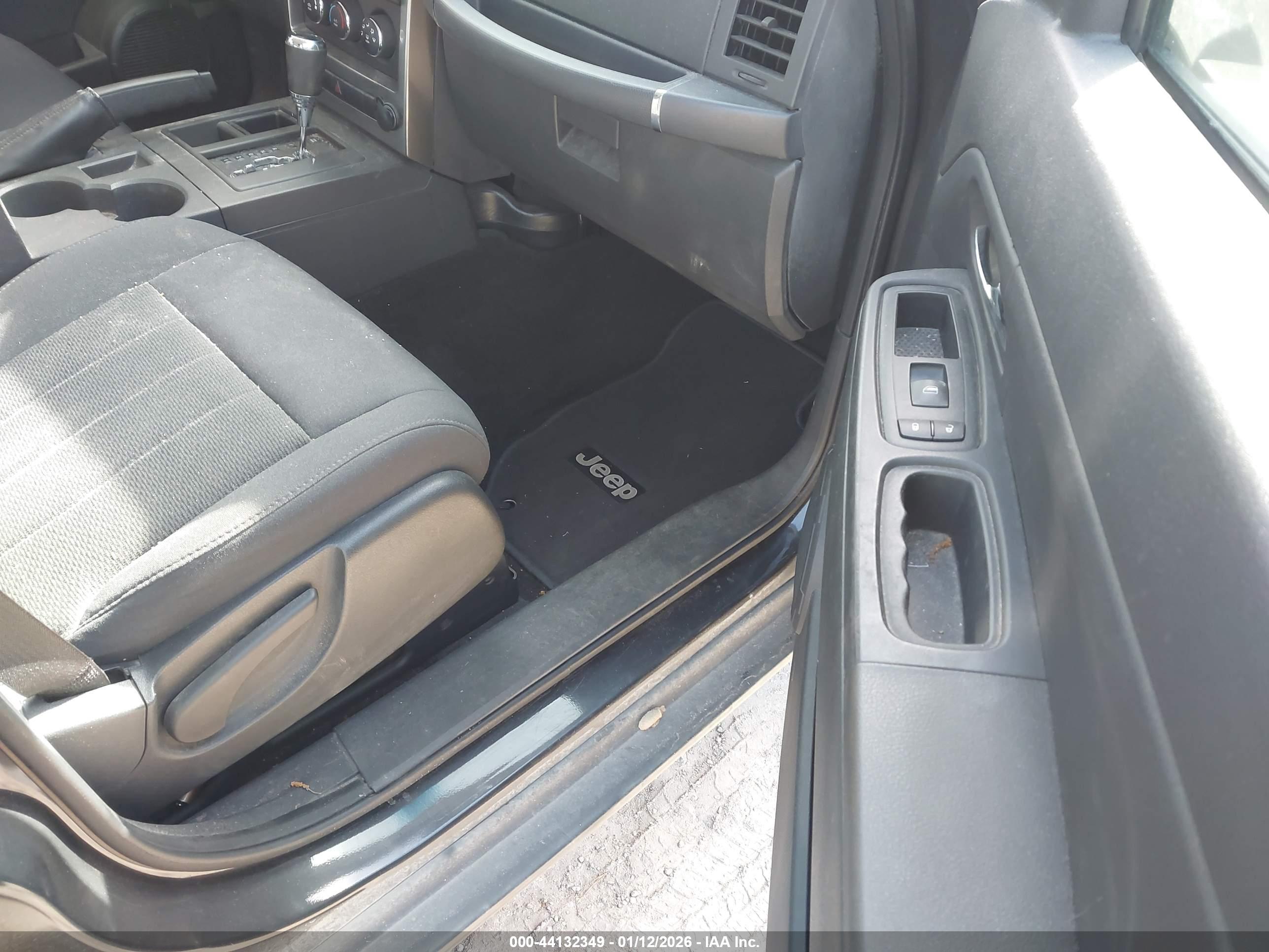 JEEP LIBERTY image 5