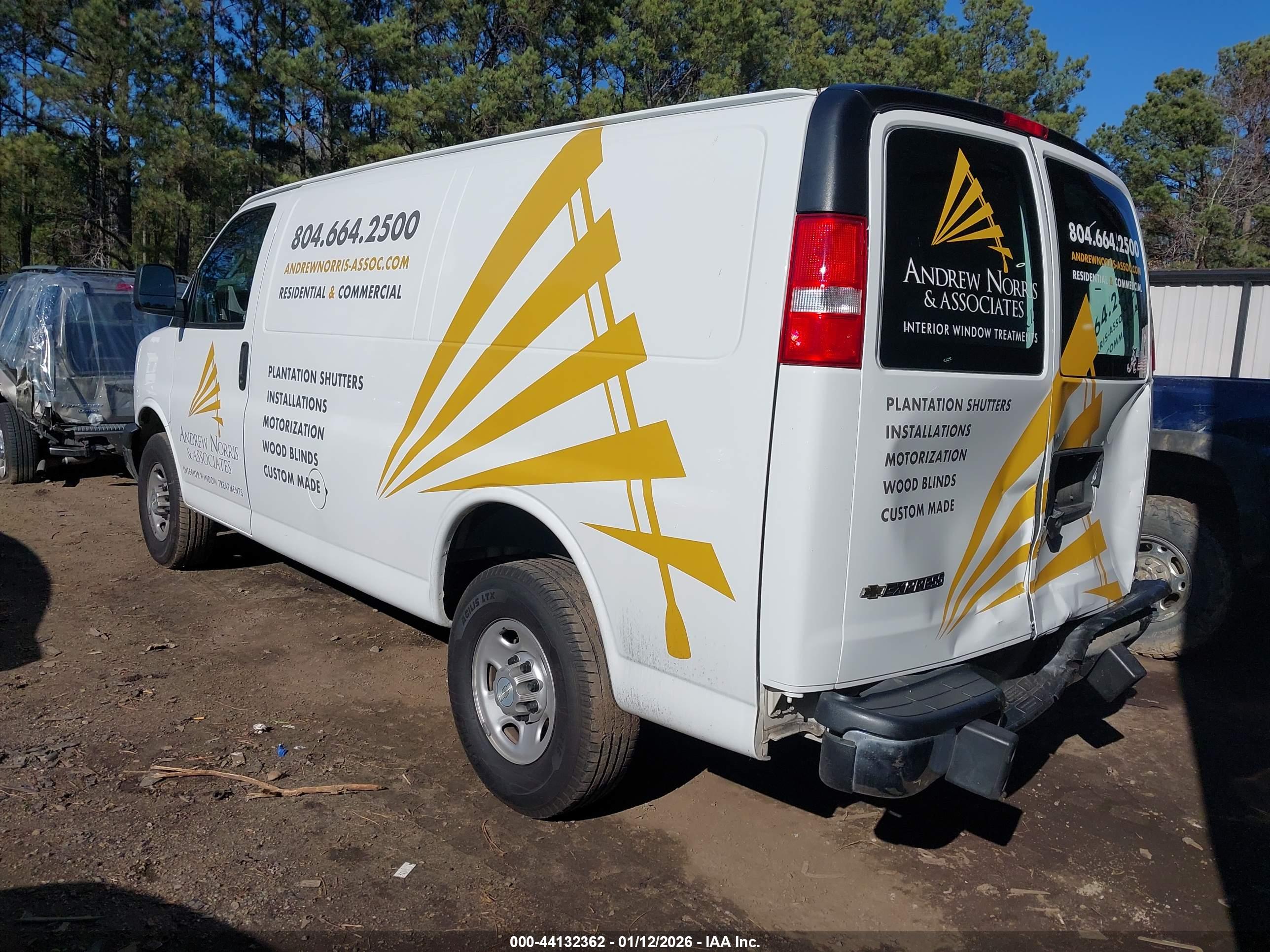 CHEVROLET EXPRESS image 3