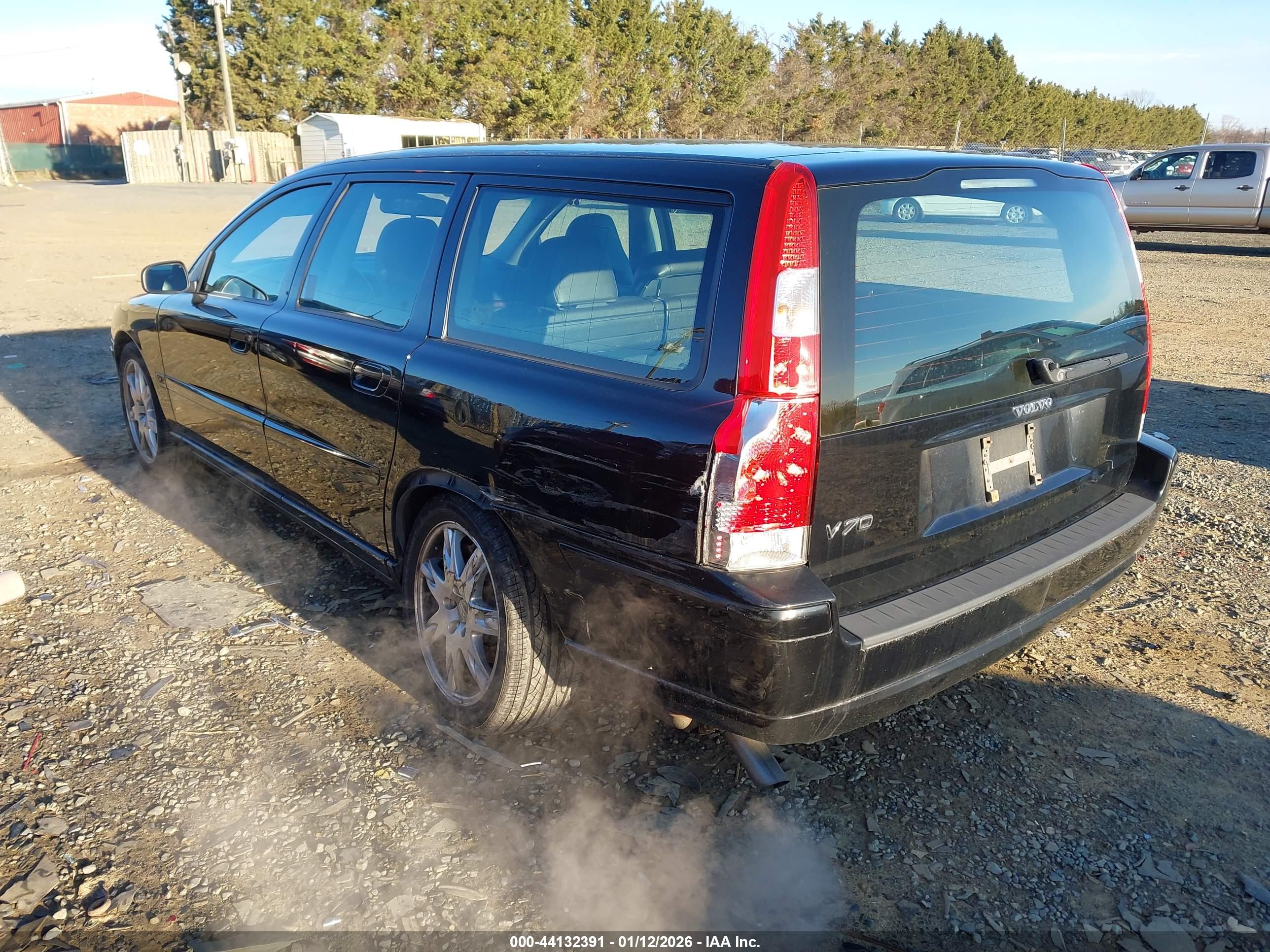 VOLVO V70 image 3