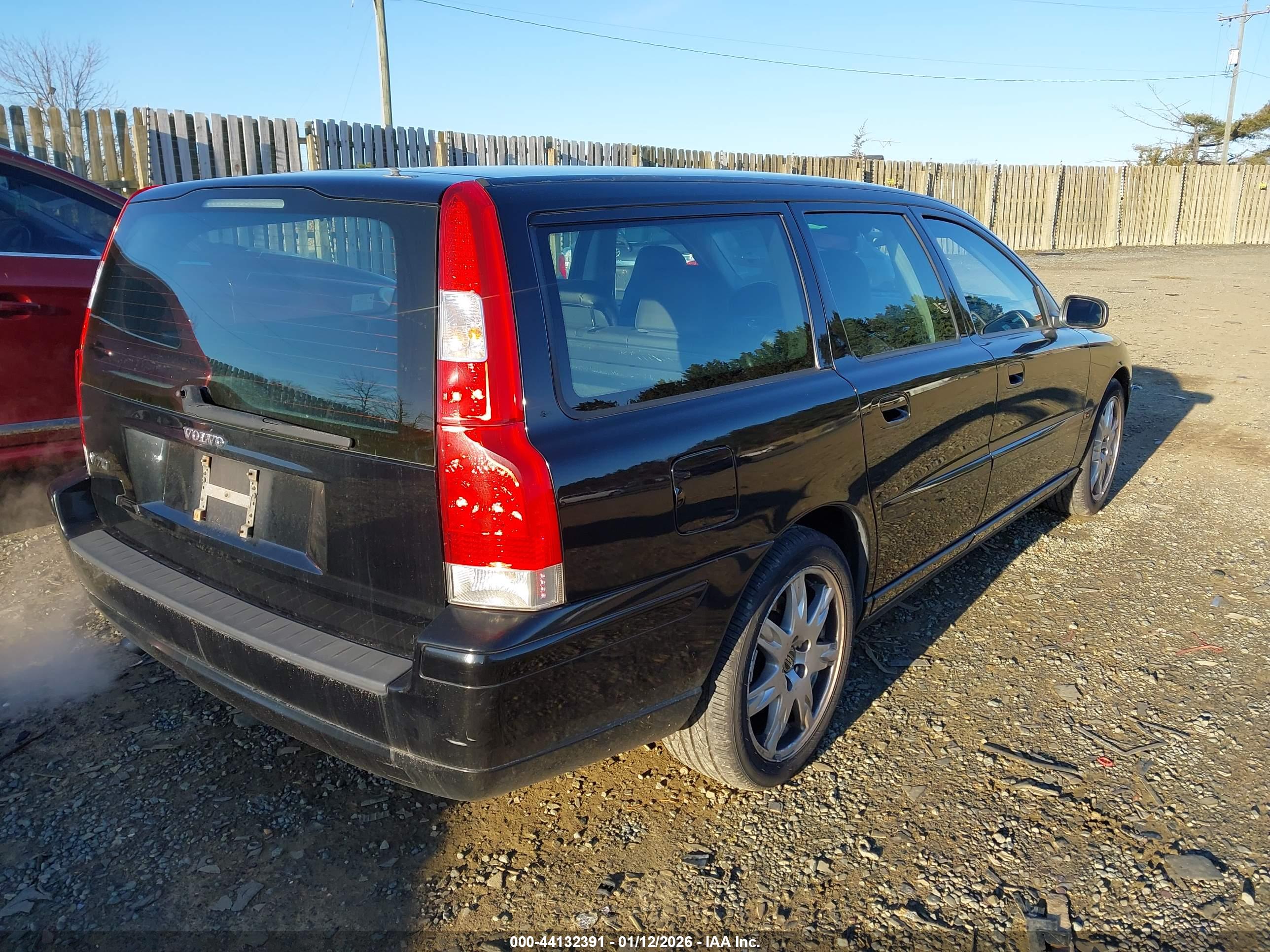 VOLVO V70 image 4
