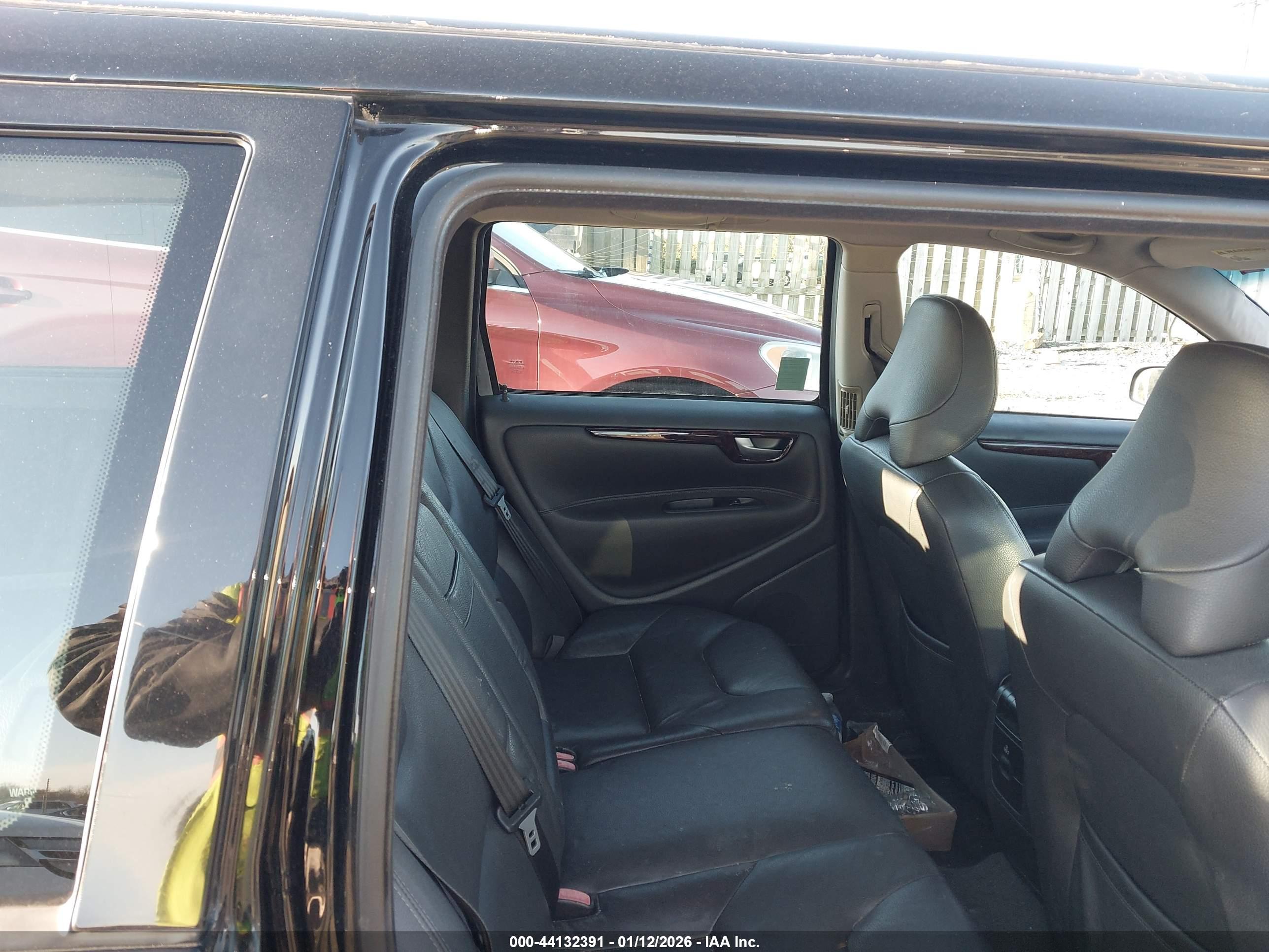 VOLVO V70 image 8