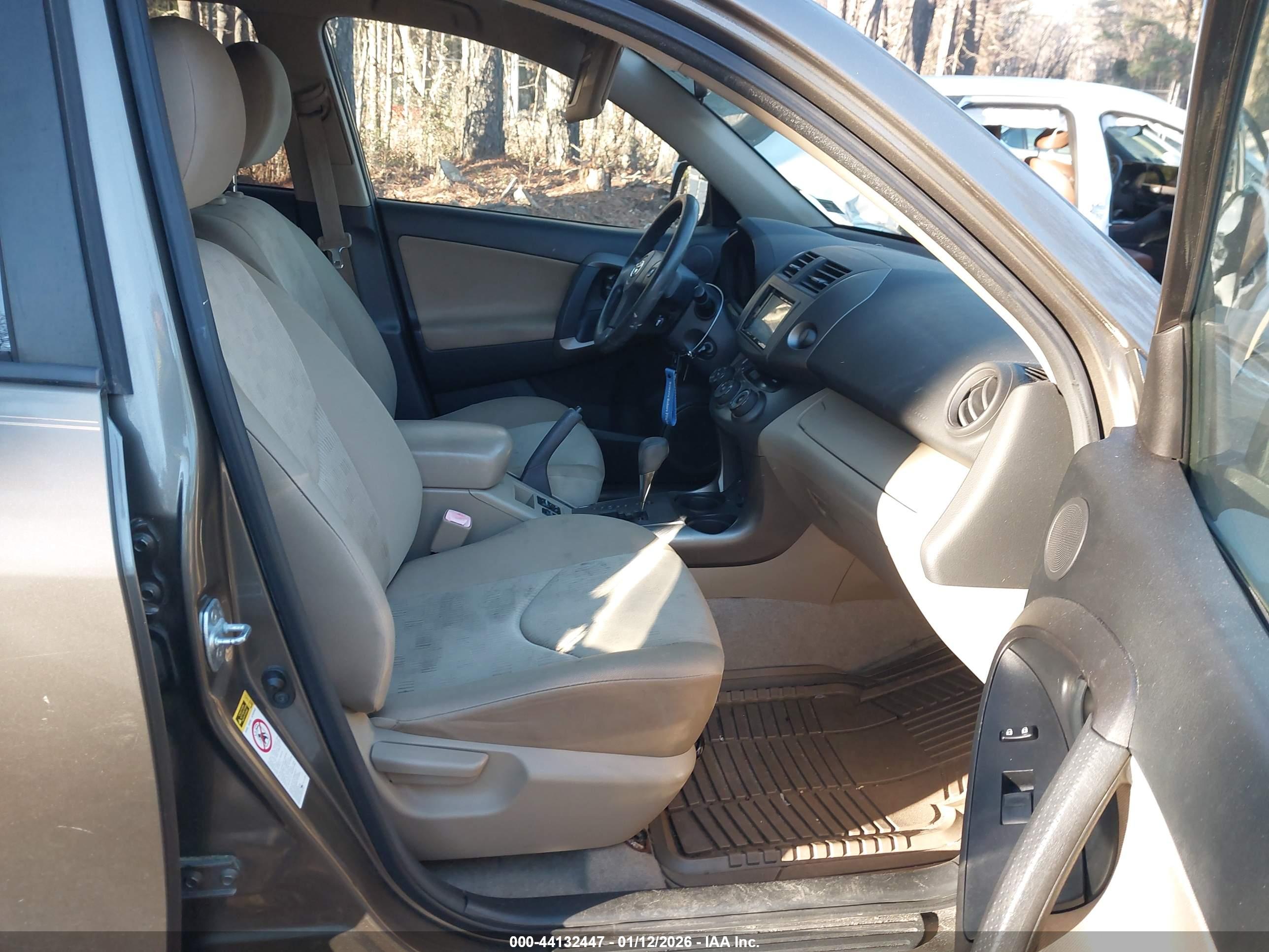 TOYOTA RAV4 image 5