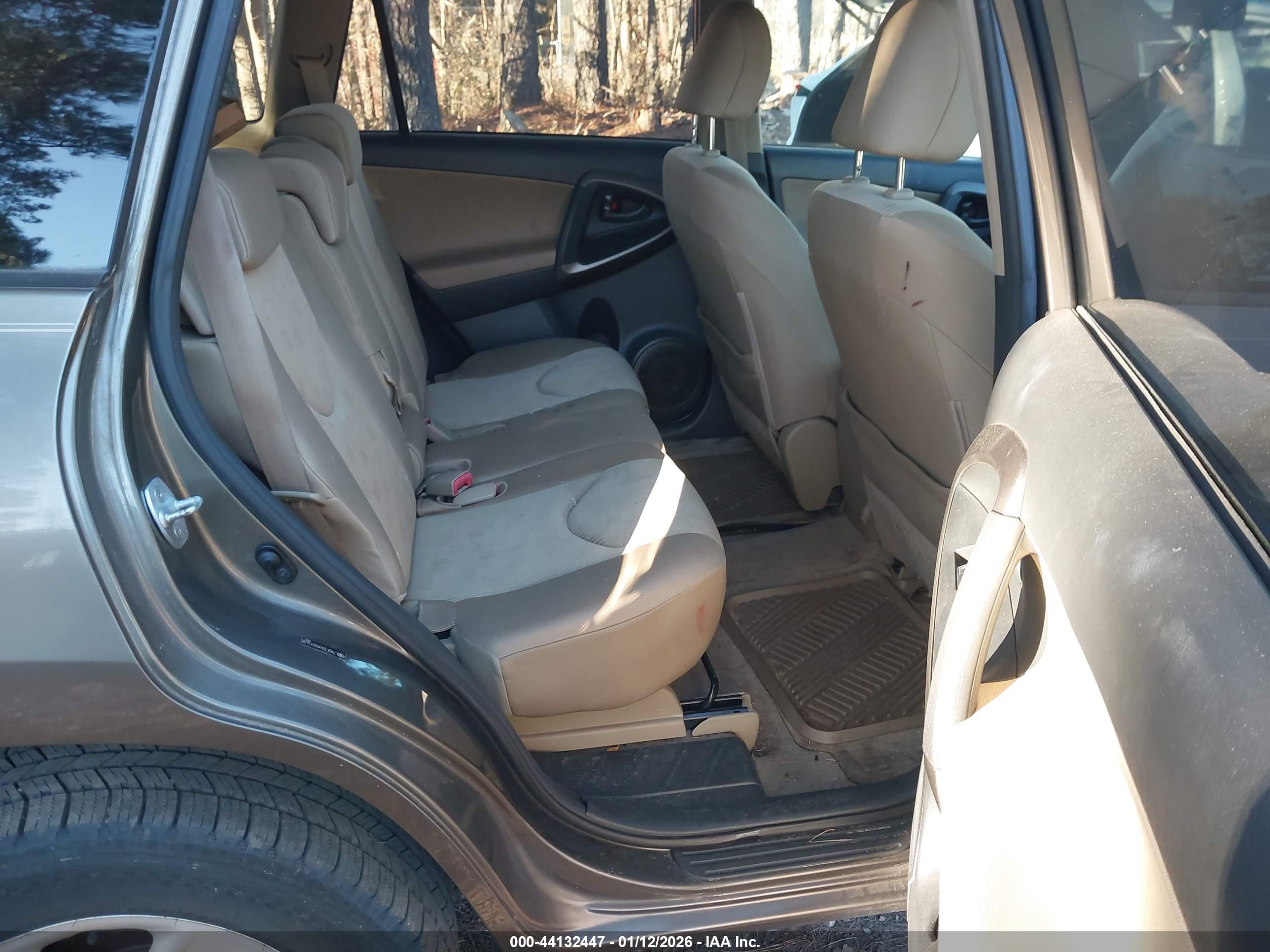 TOYOTA RAV4 image 8