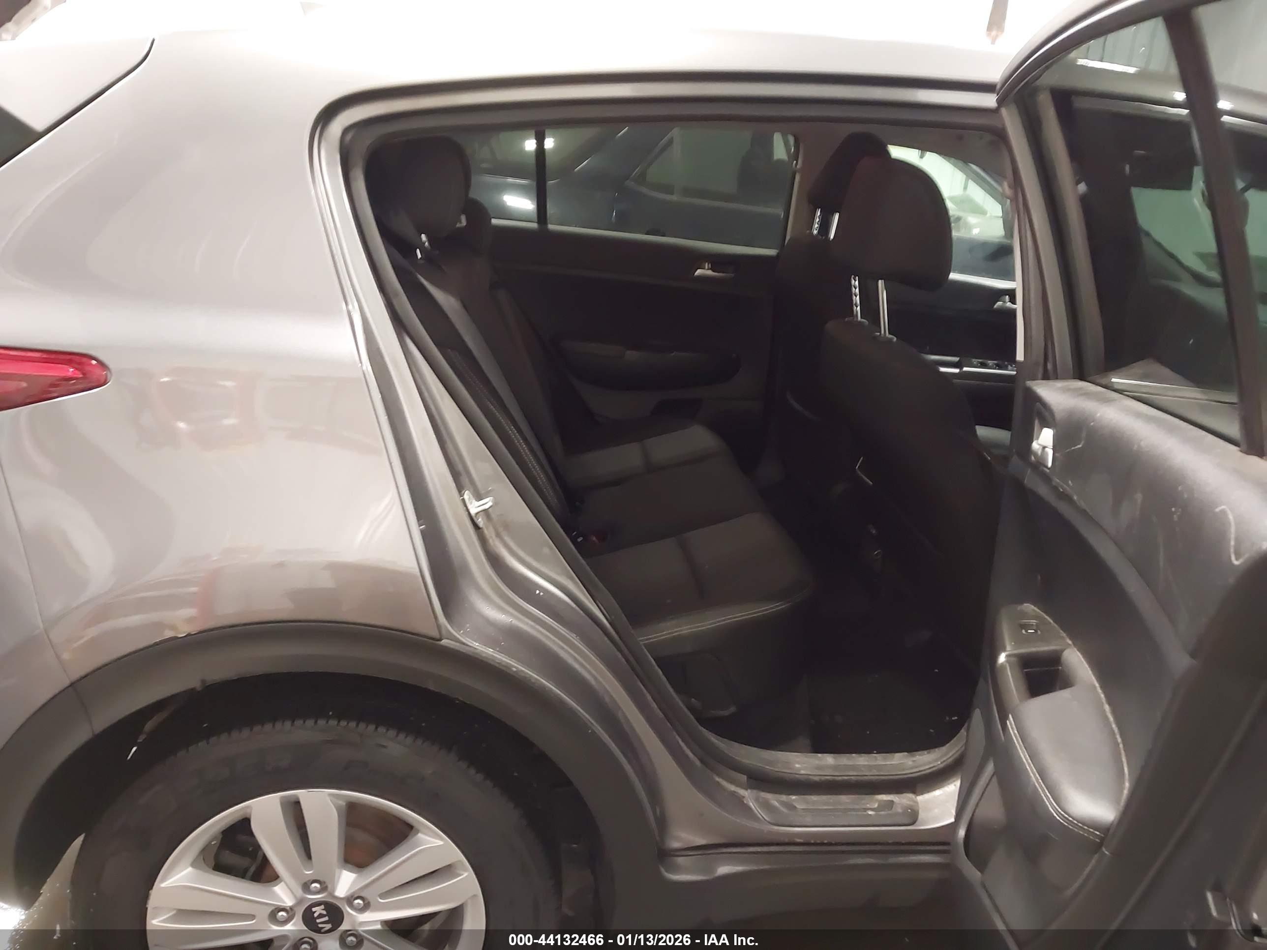 KIA SPORTAGE image 8