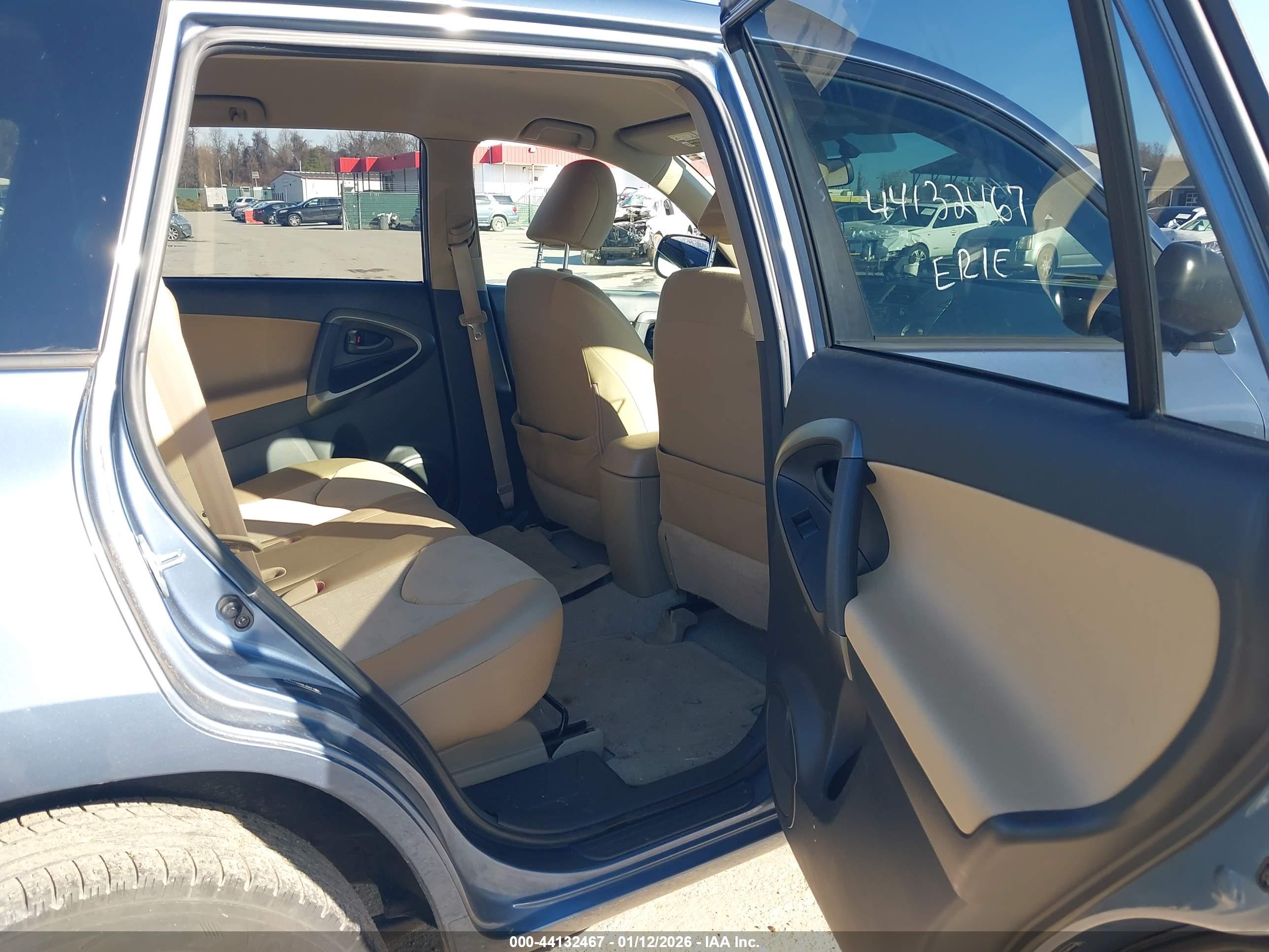 TOYOTA RAV4 image 8