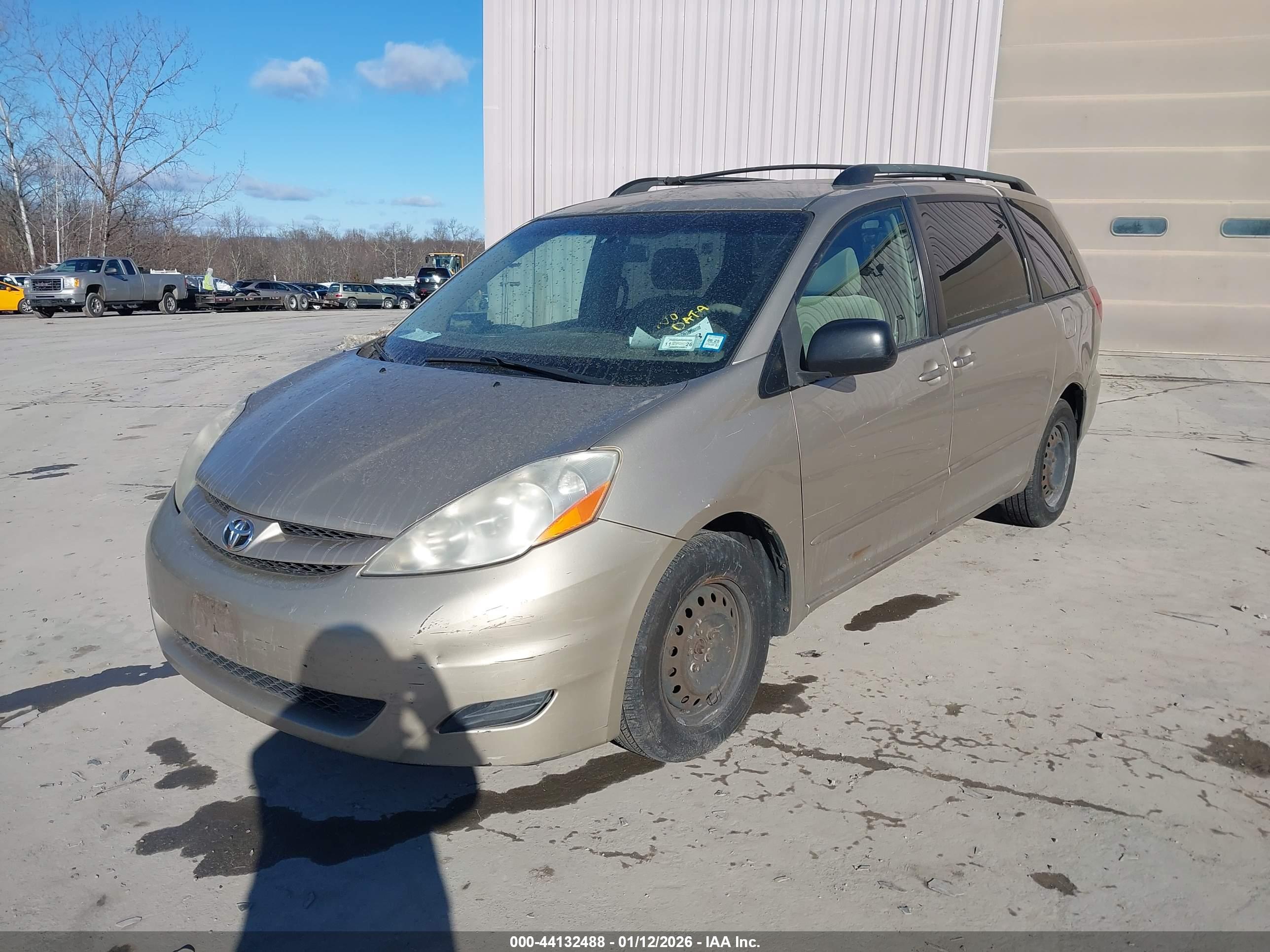 TOYOTA SIENNA image 2