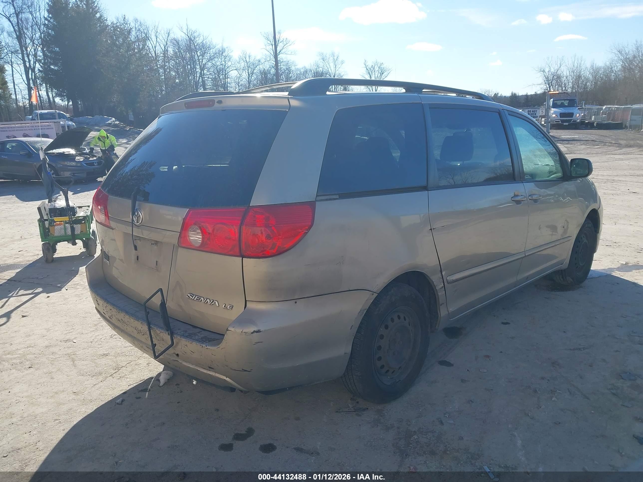 TOYOTA SIENNA image 4