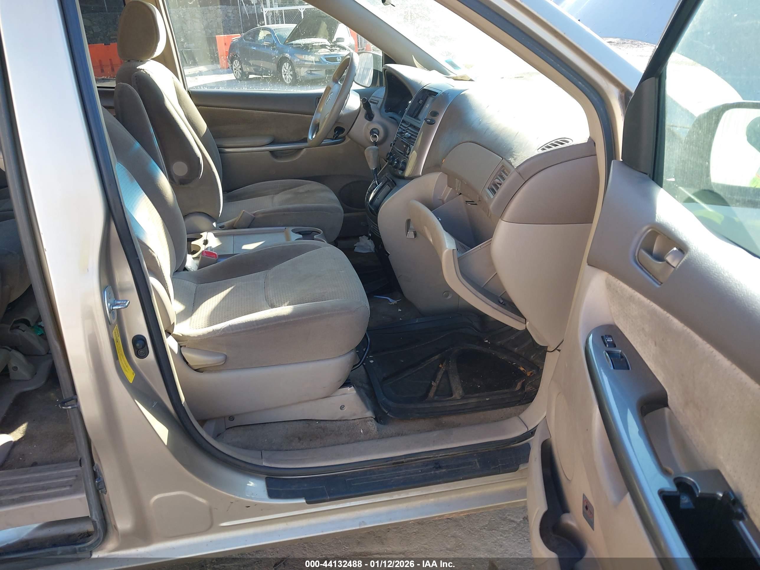 TOYOTA SIENNA image 5