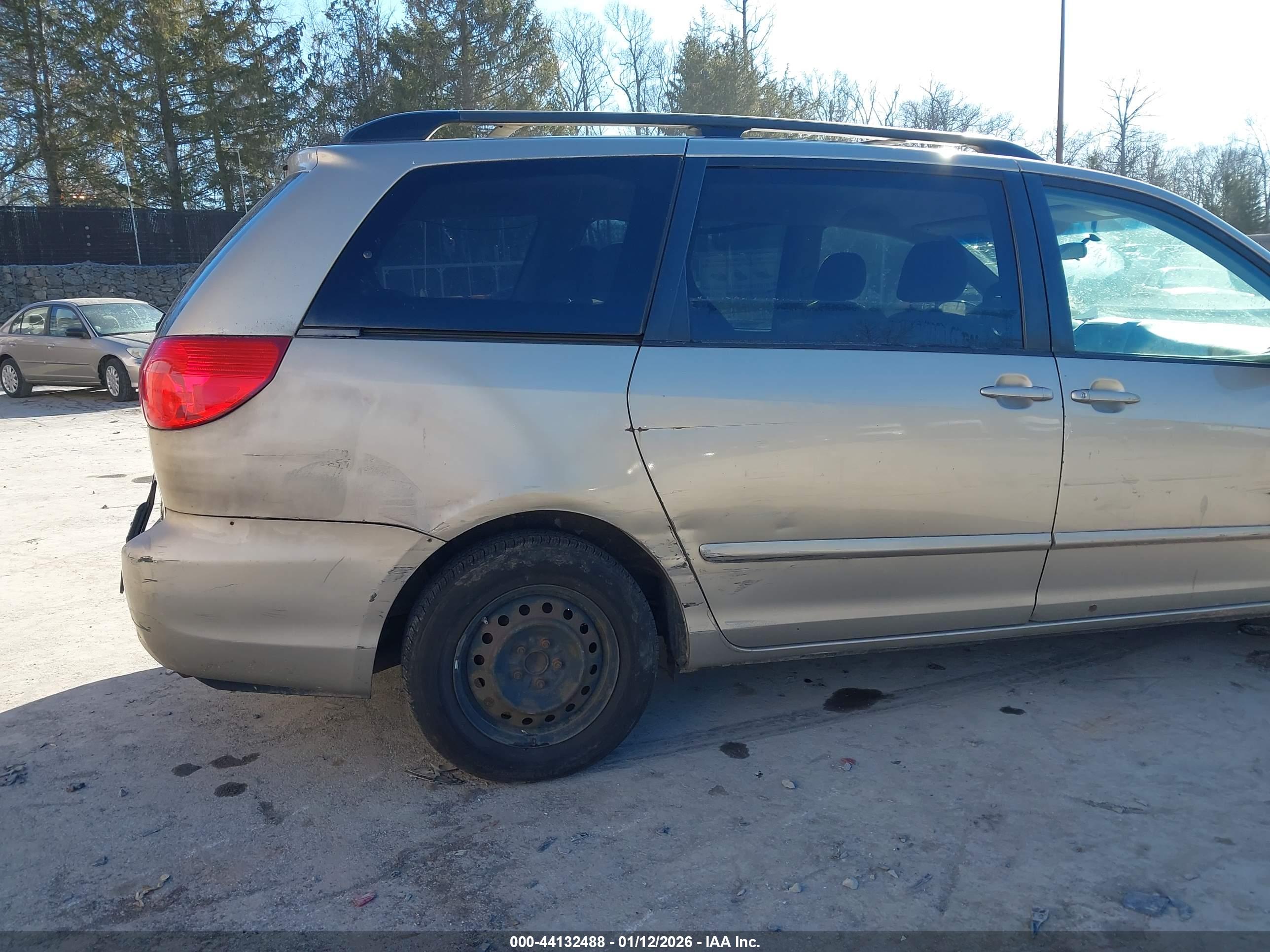 TOYOTA SIENNA image 6
