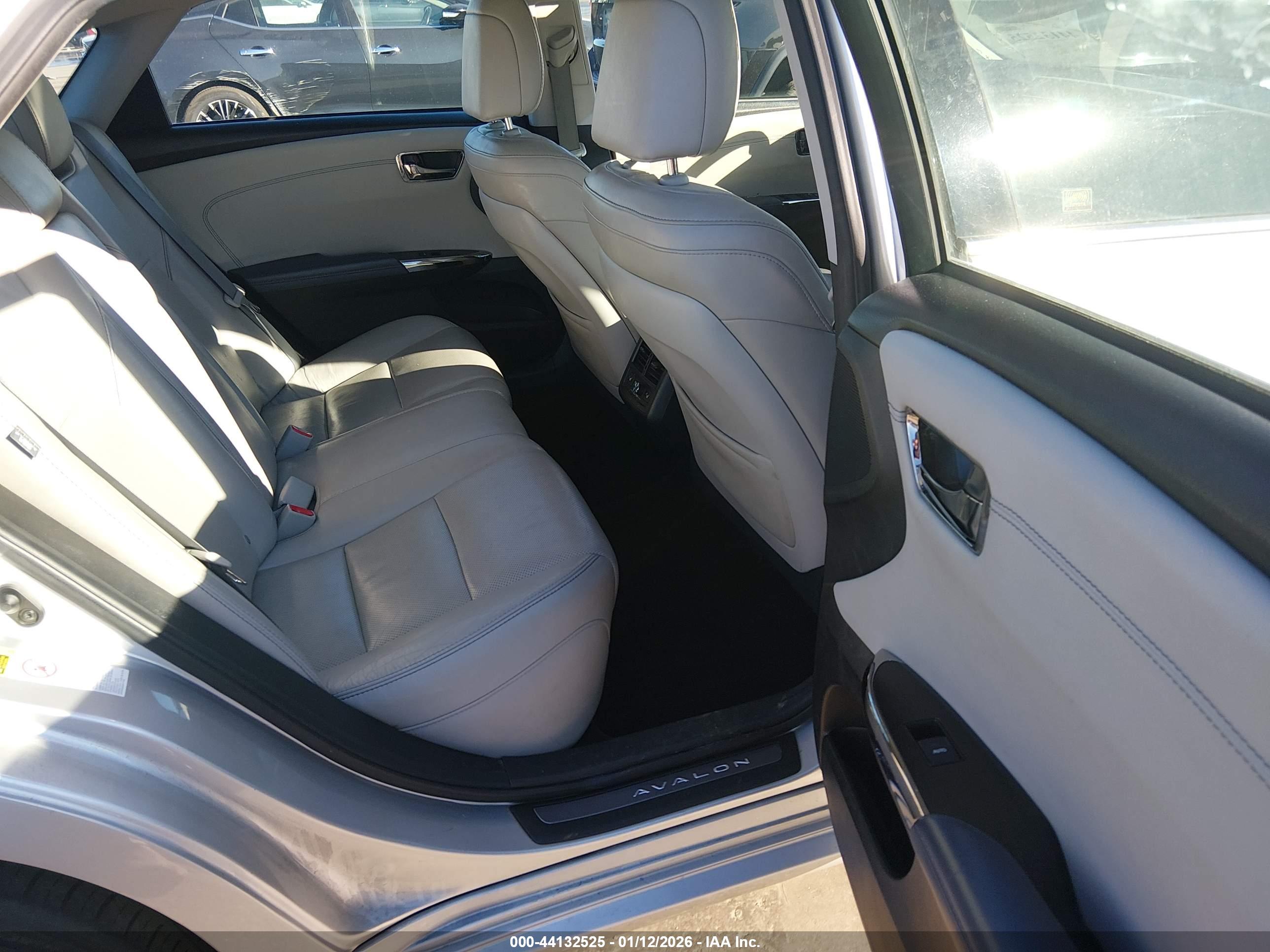 TOYOTA AVALON image 8