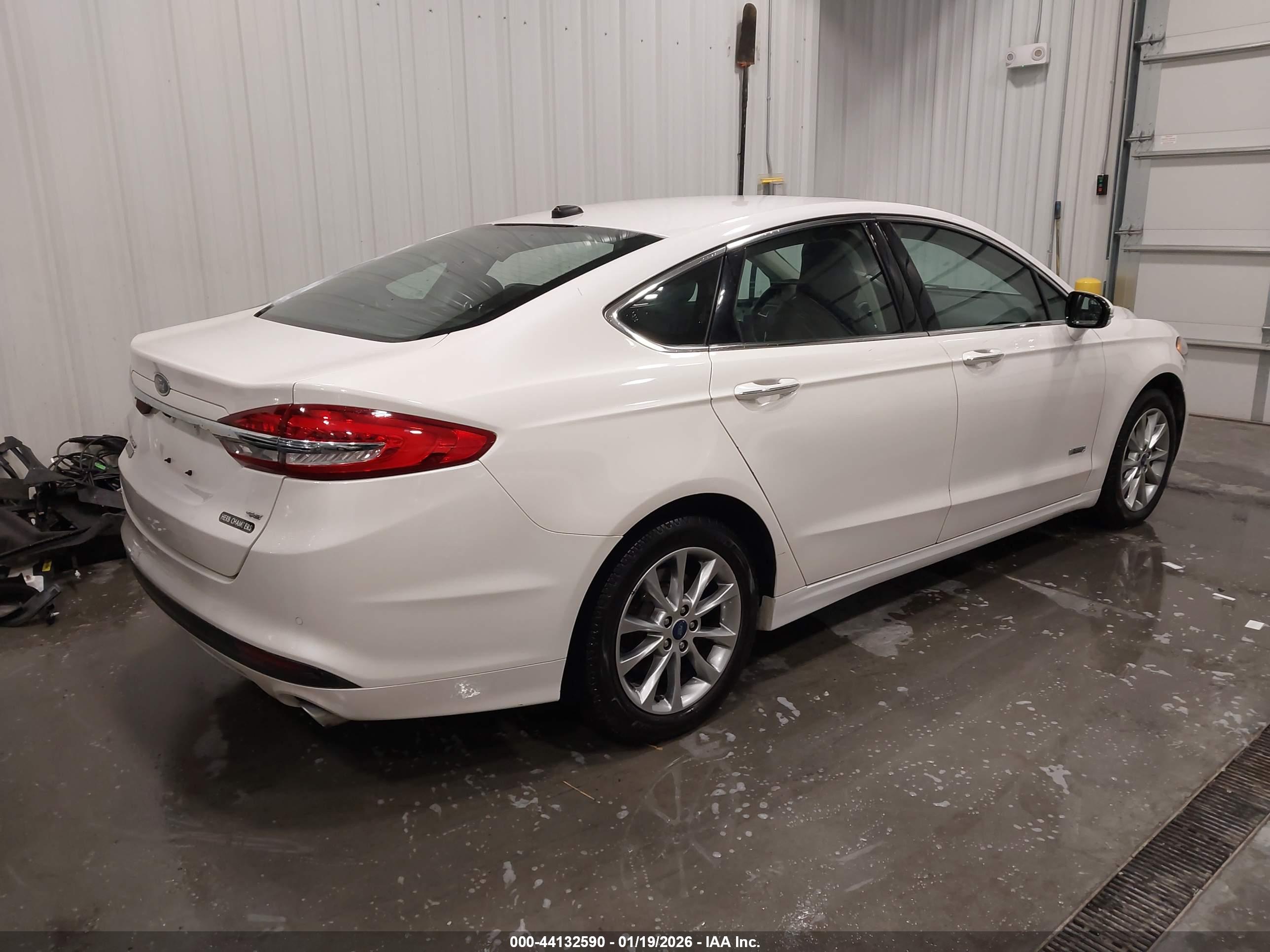 FORD FUSION image 4