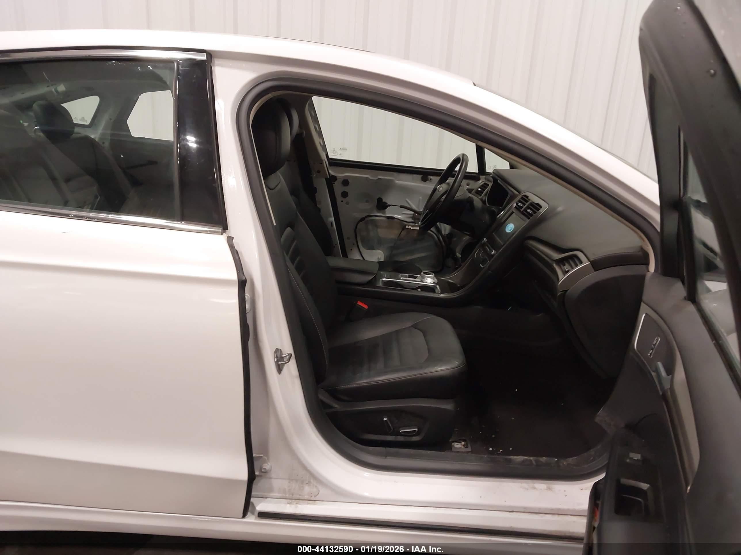 FORD FUSION image 5