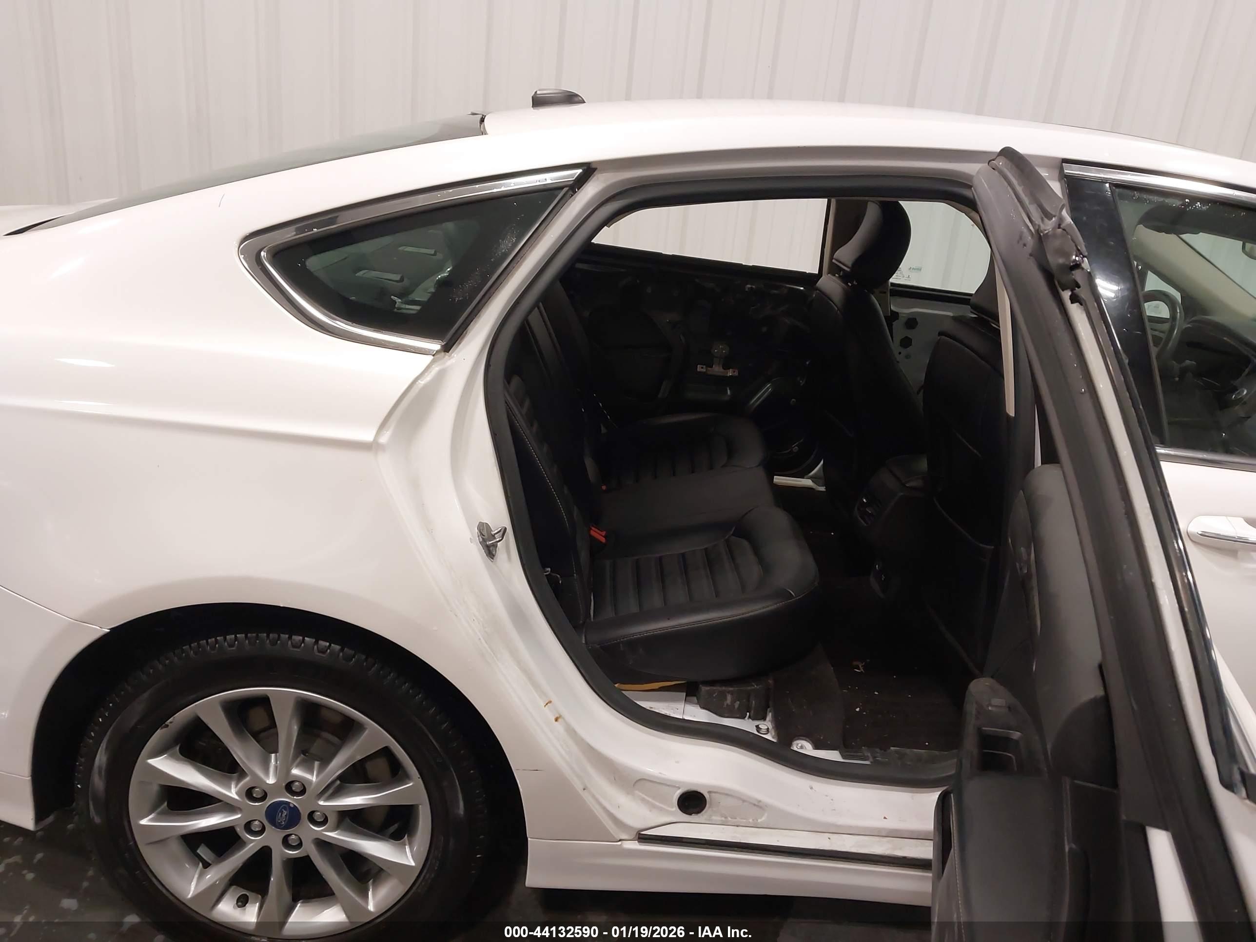 FORD FUSION image 8