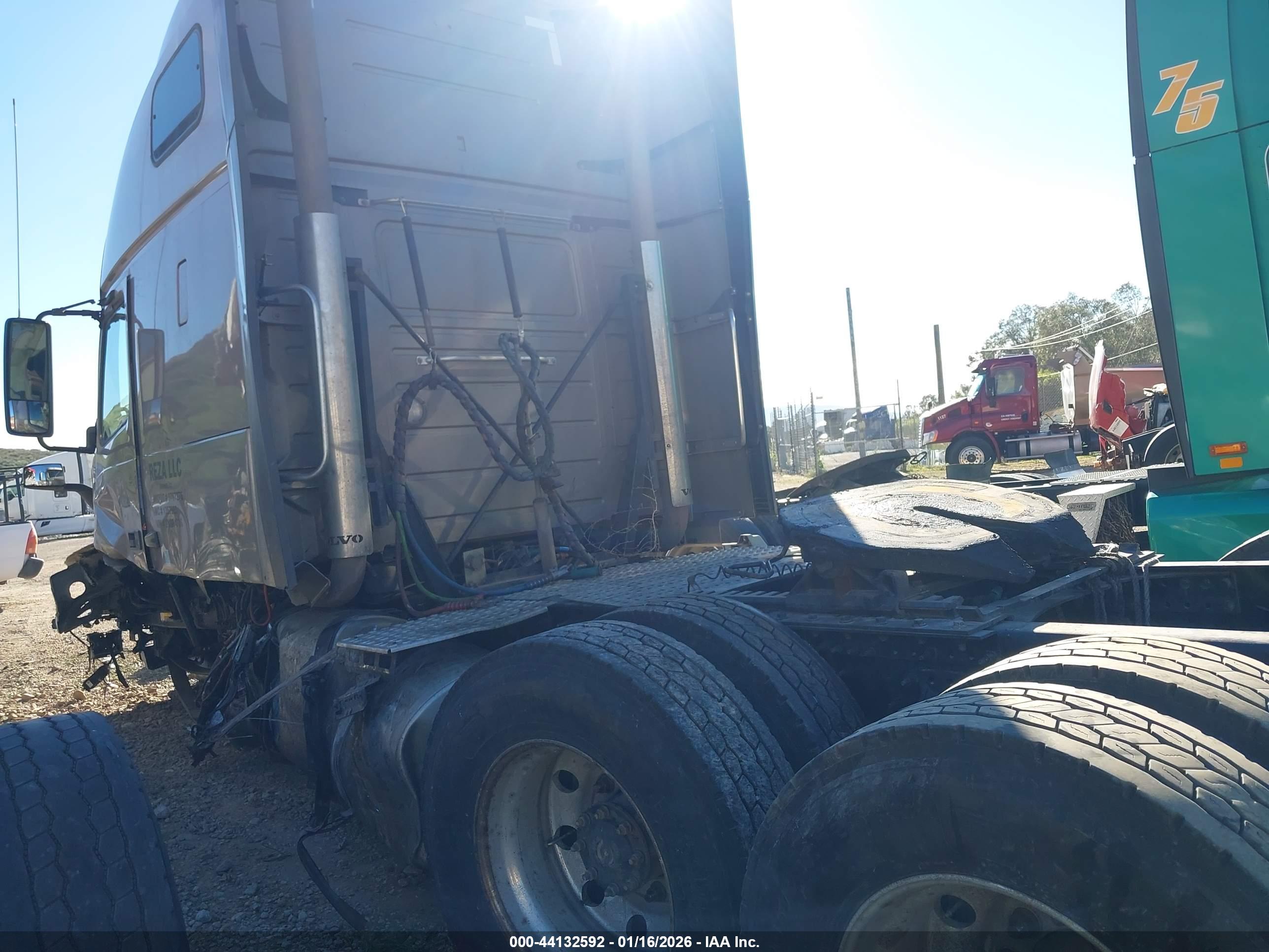 VOLVO VNL image 3