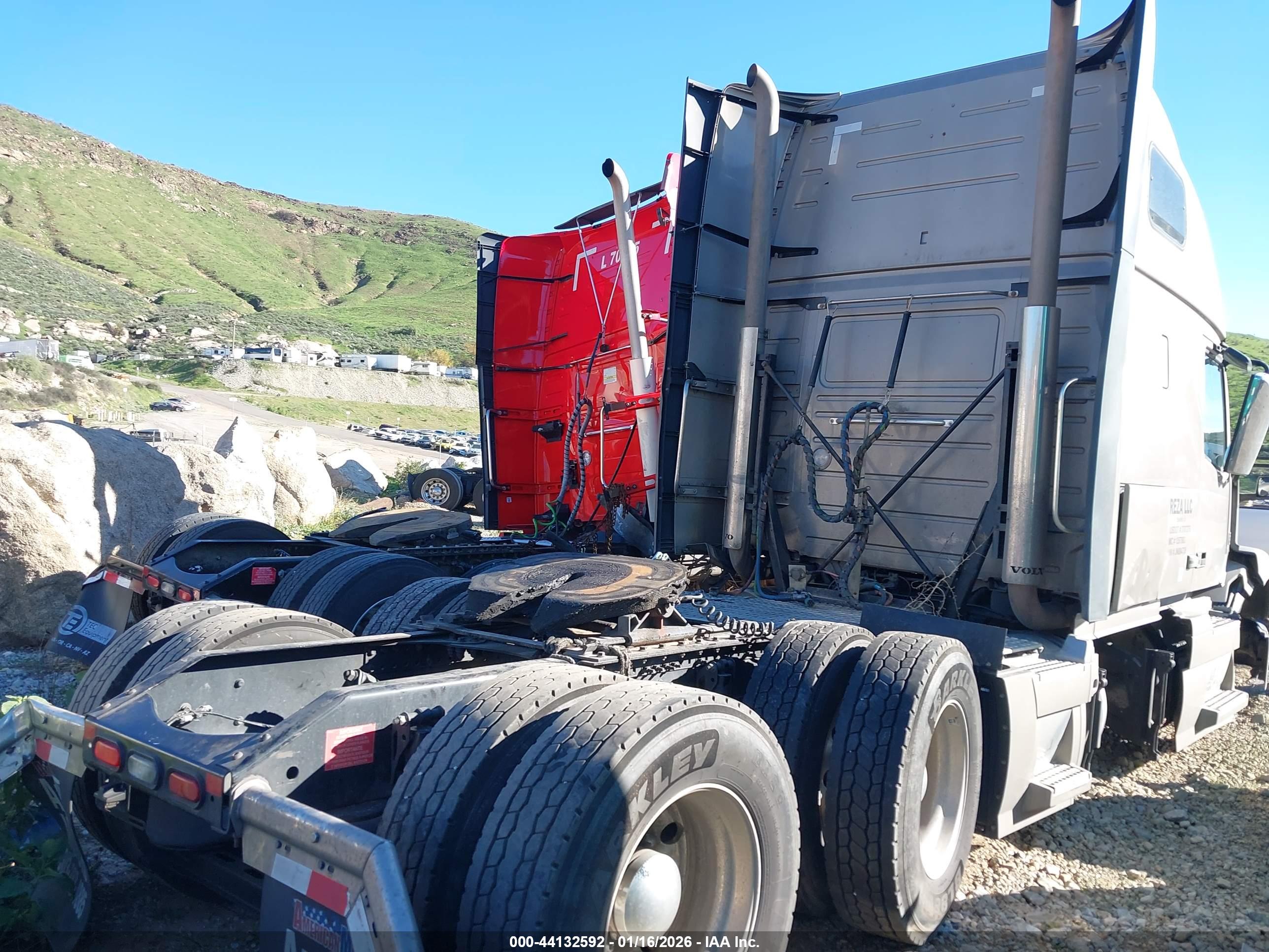 VOLVO VNL image 4