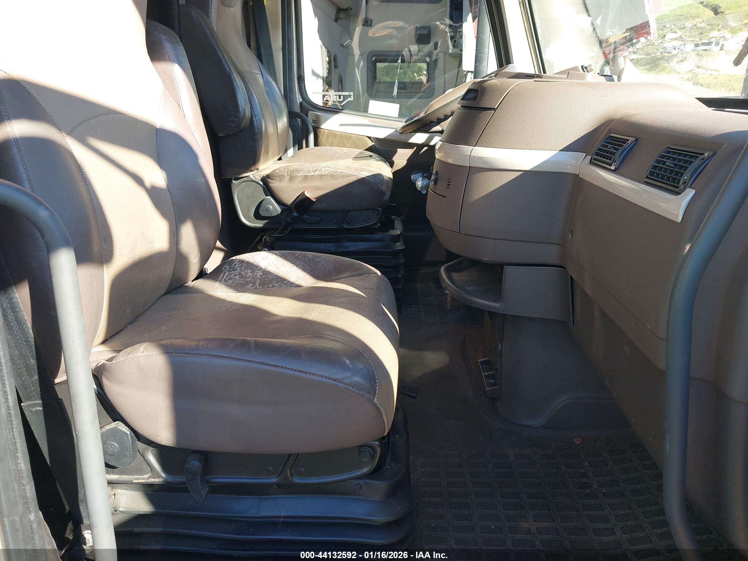 VOLVO VNL image 8