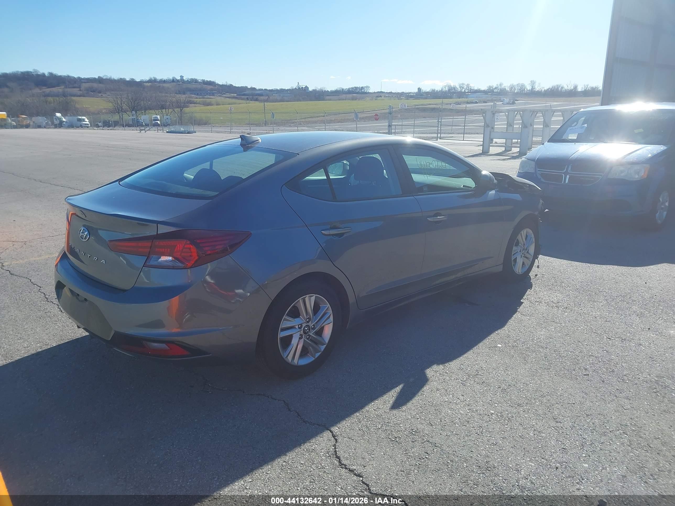 HYUNDAI ELANTRA image 4