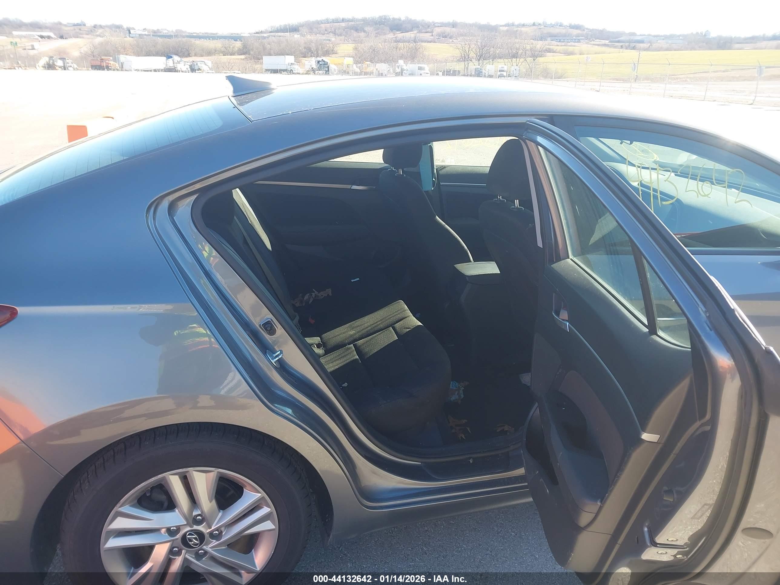 HYUNDAI ELANTRA image 8