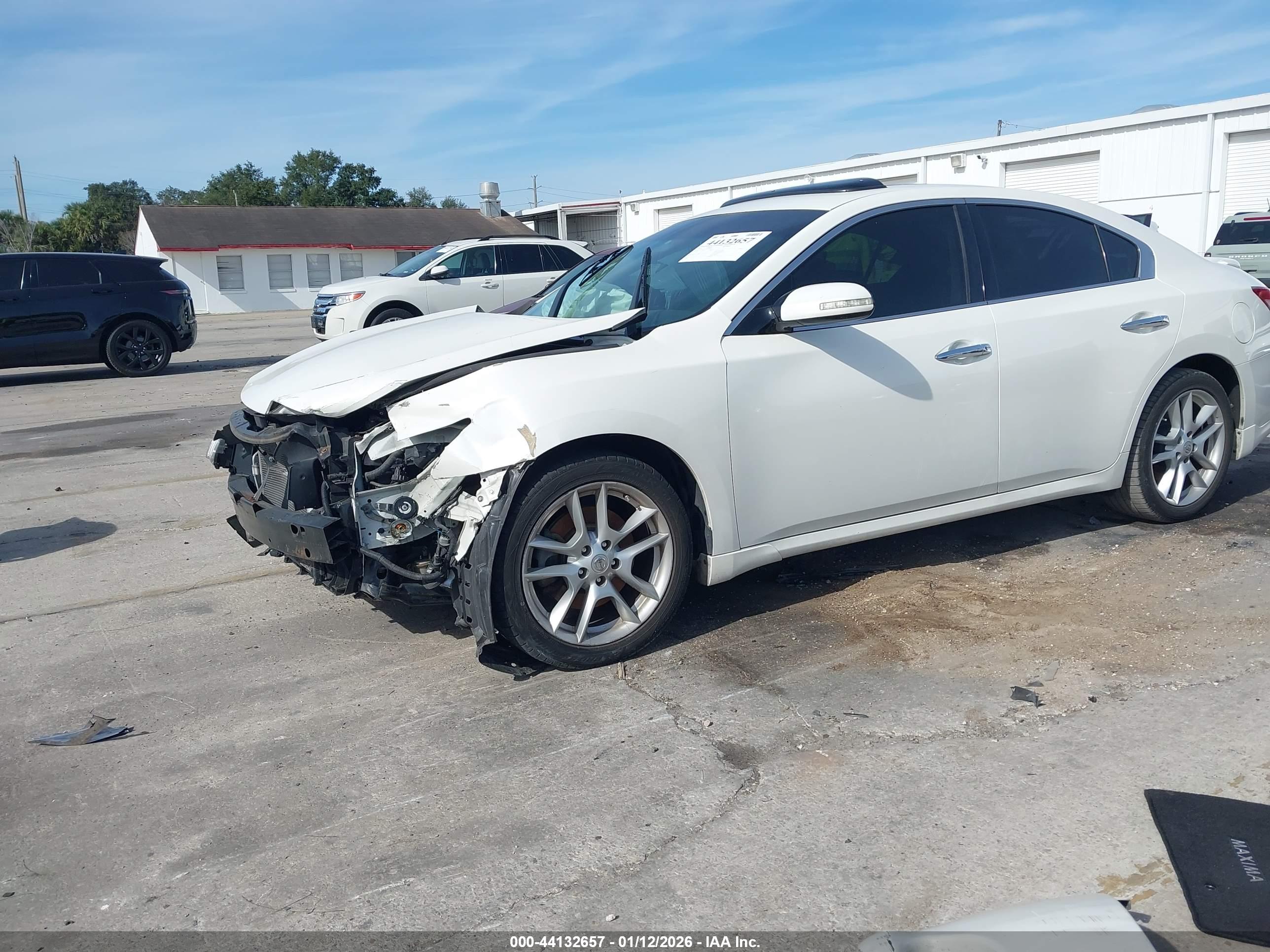 NISSAN MAXIMA image 2