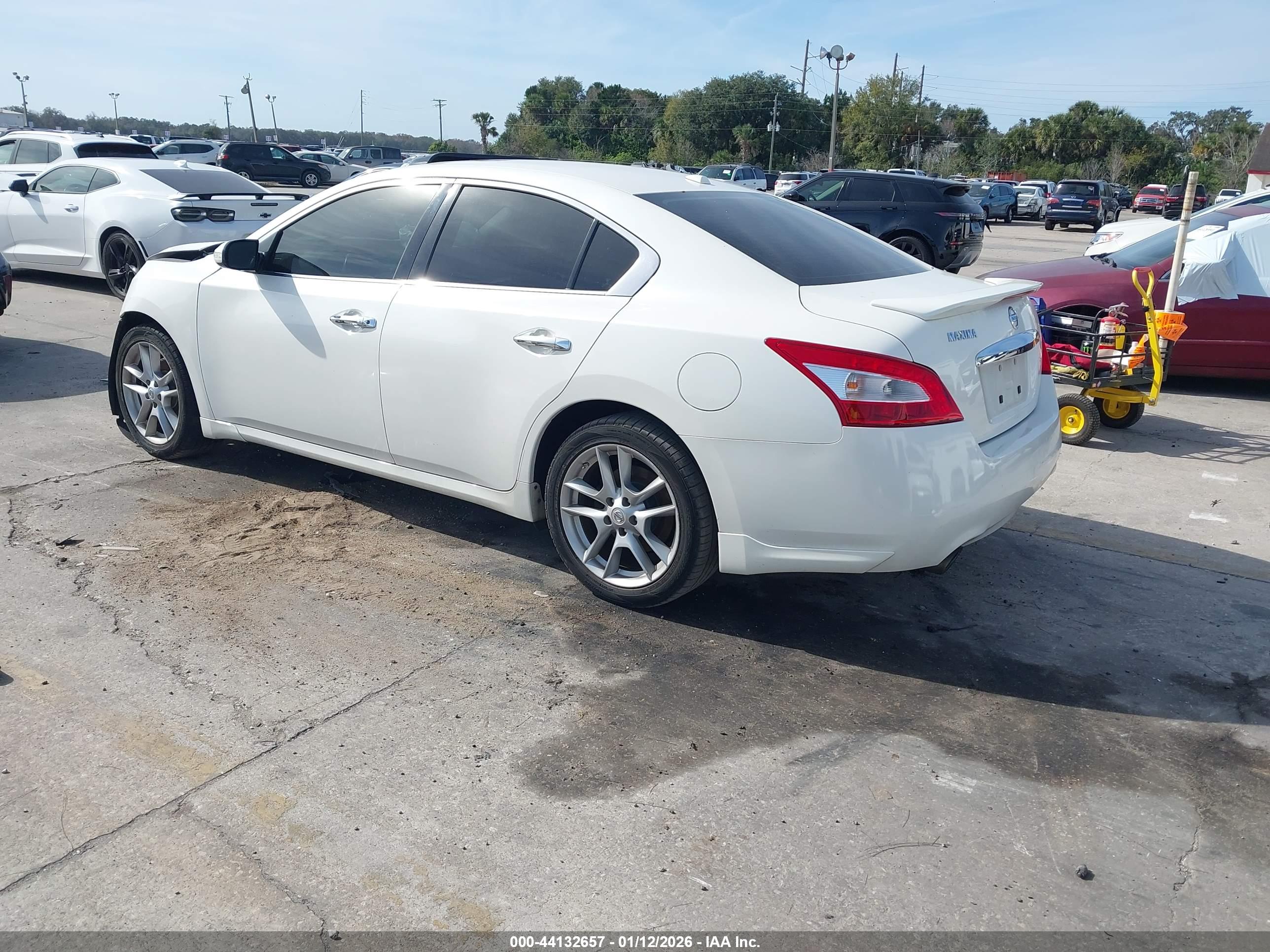 NISSAN MAXIMA image 3