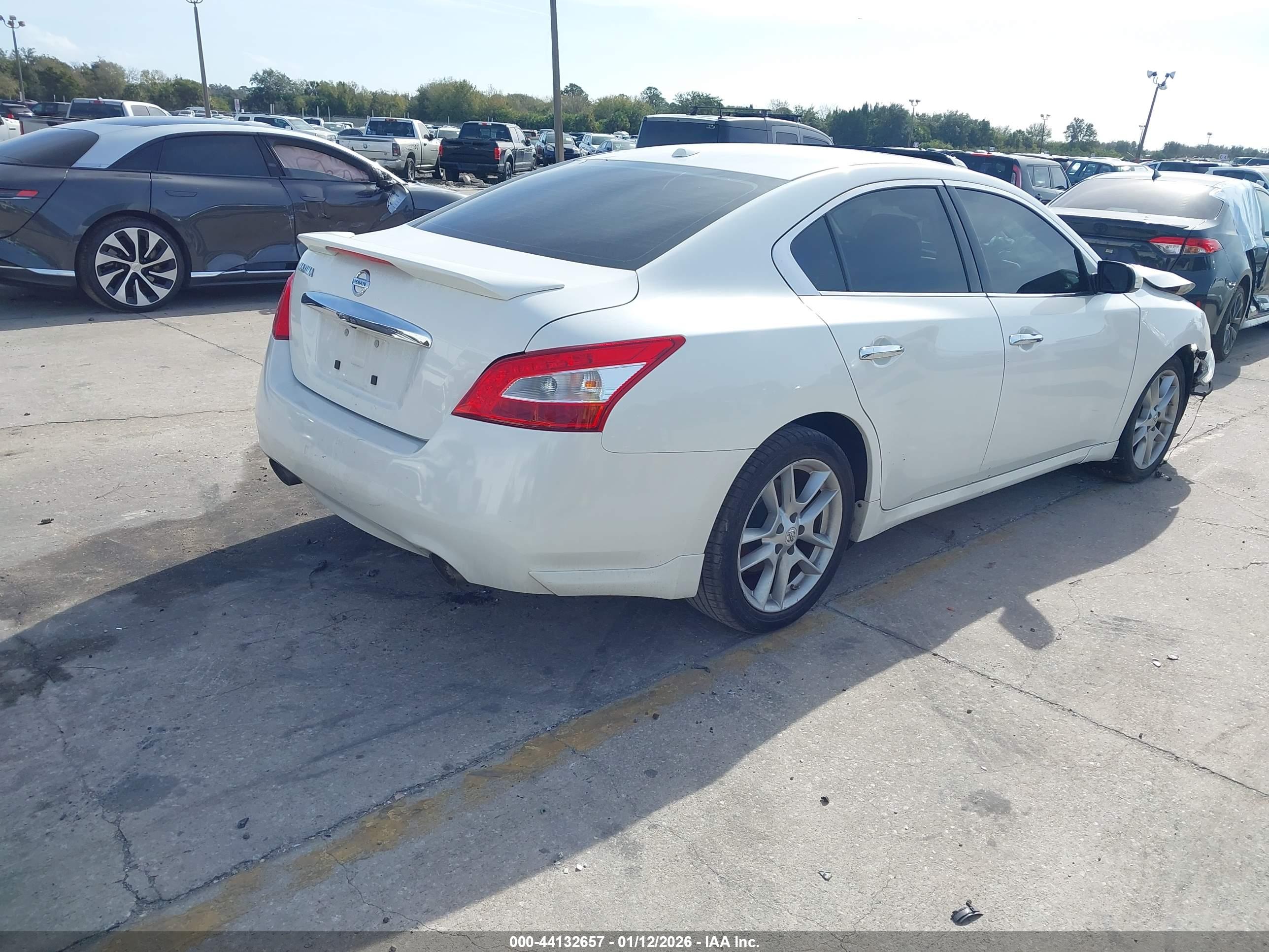 NISSAN MAXIMA image 4