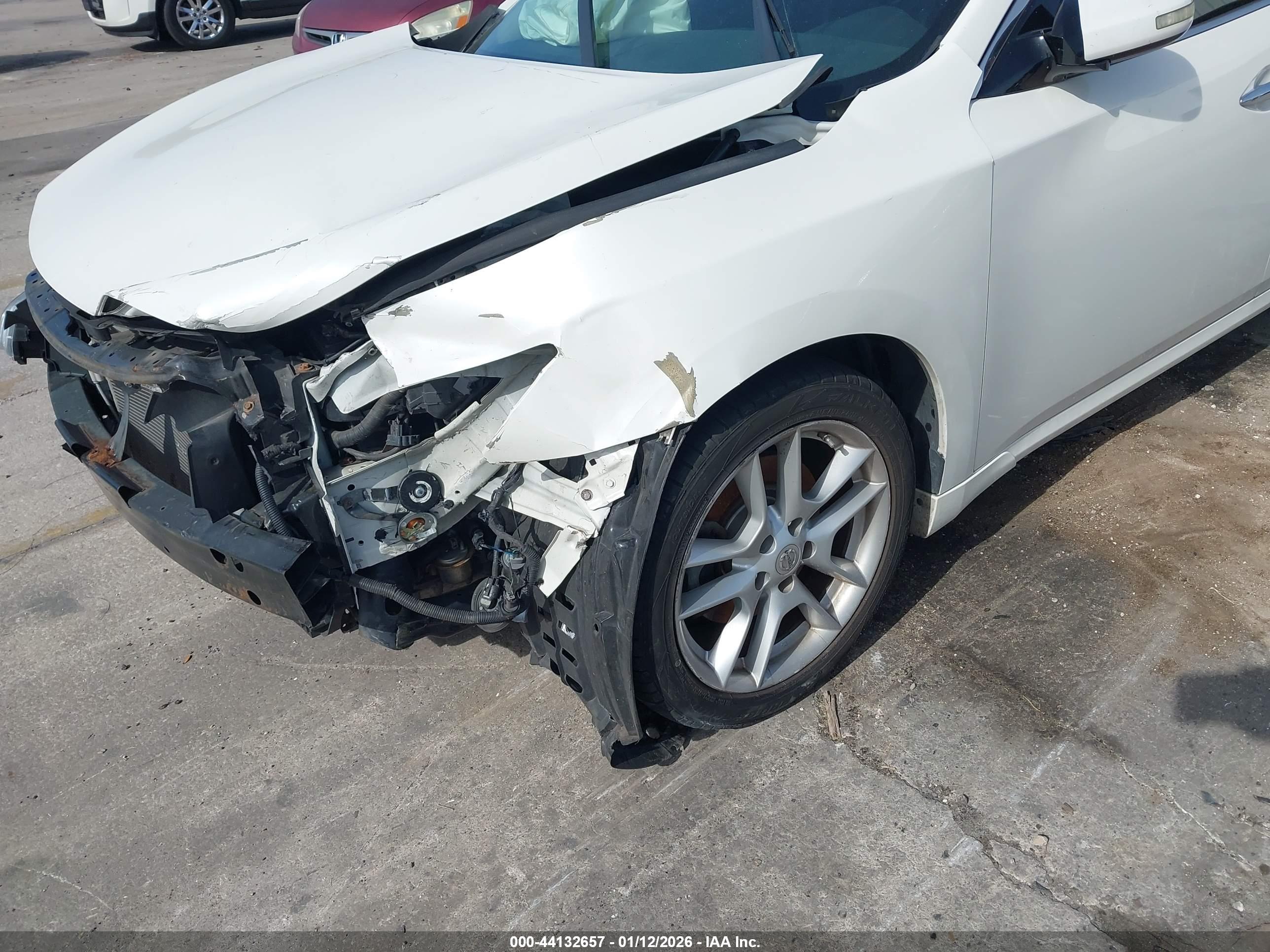 NISSAN MAXIMA image 6