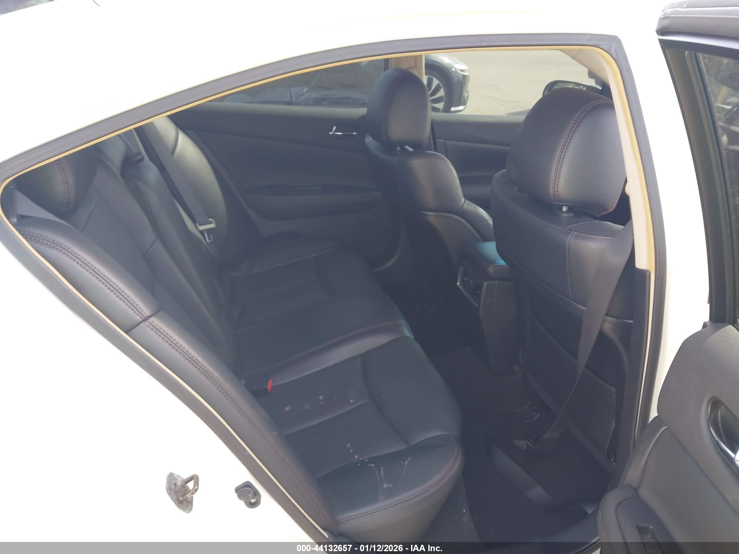 NISSAN MAXIMA image 8