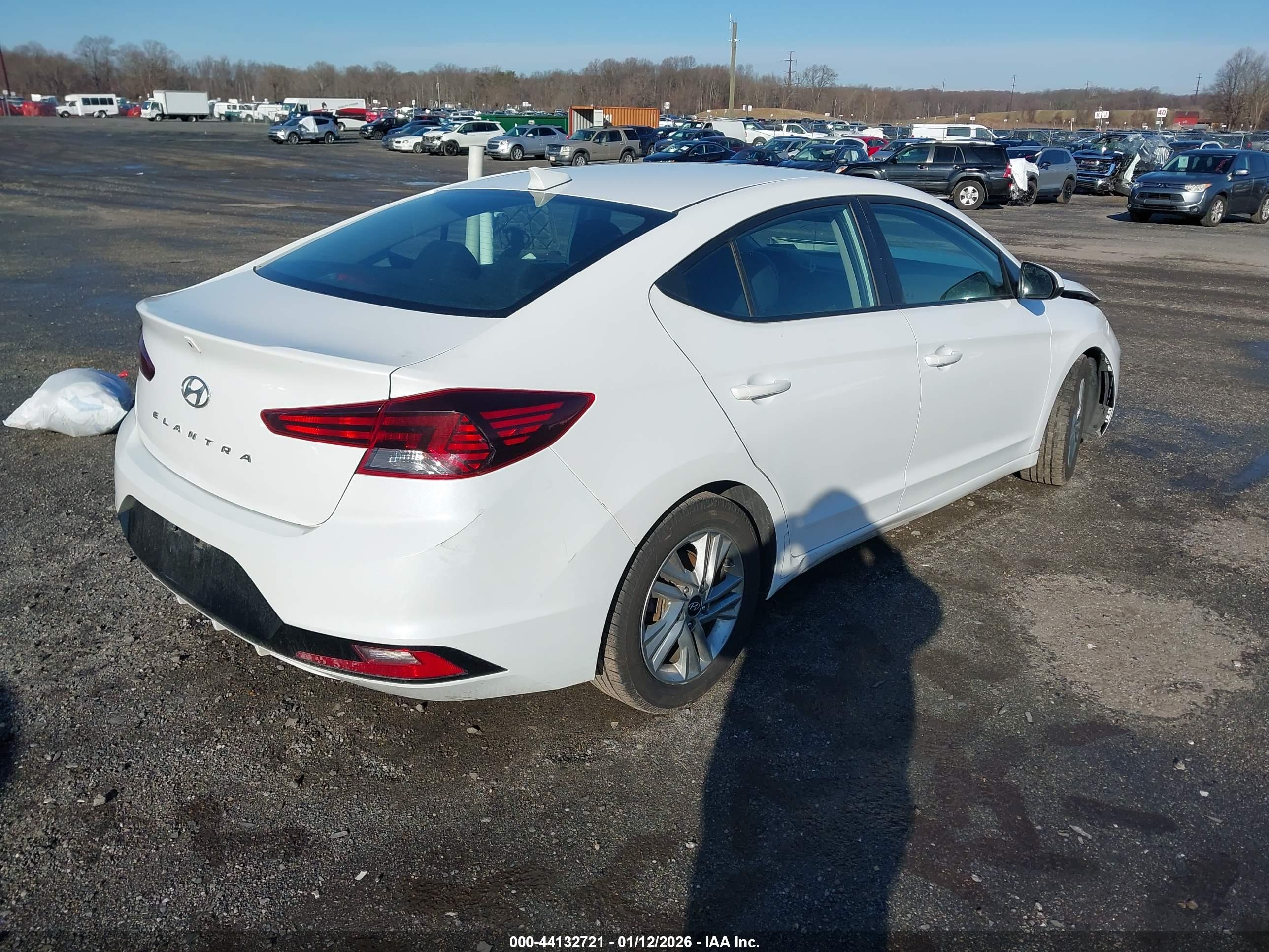 HYUNDAI ELANTRA image 4