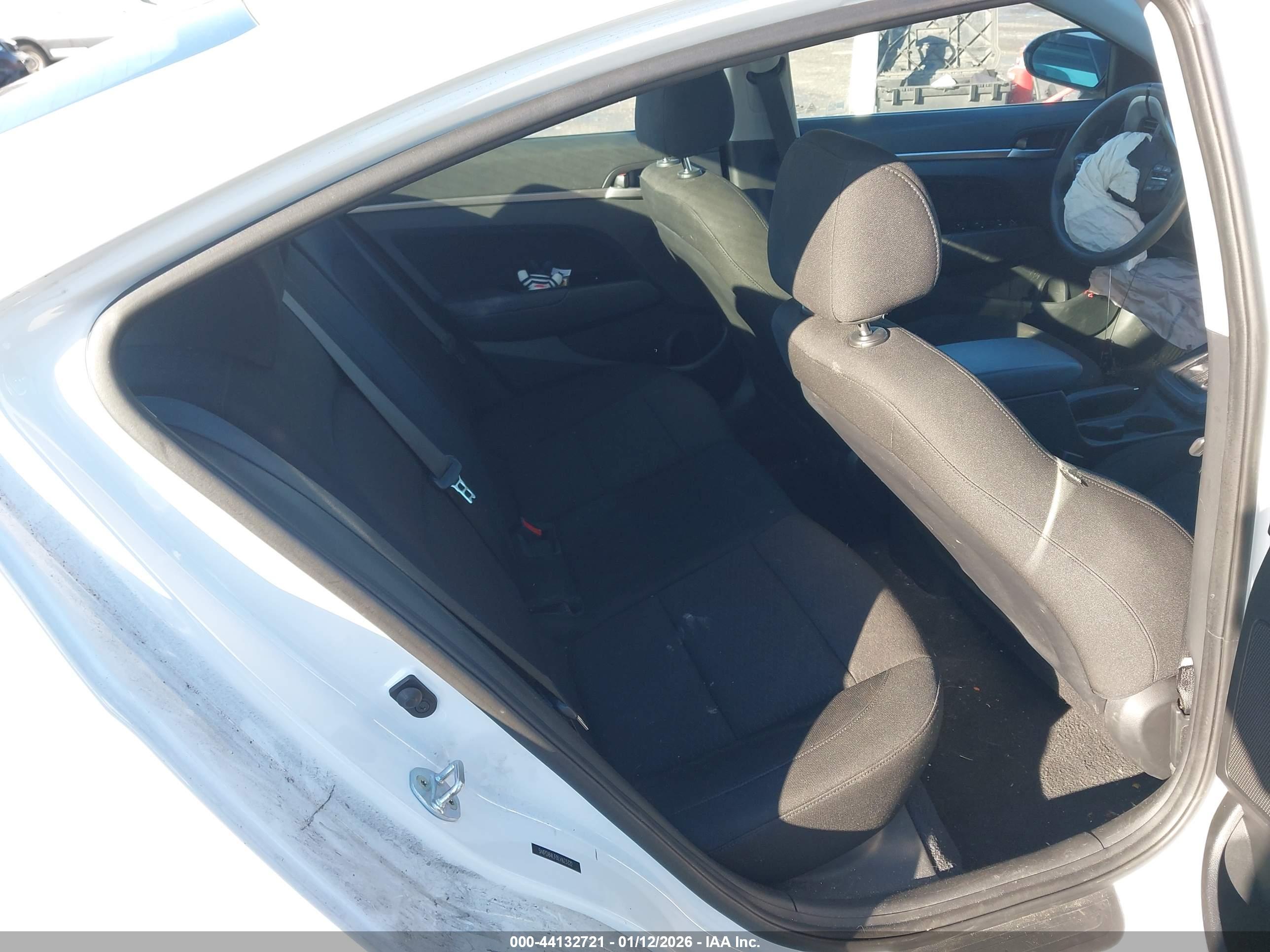 HYUNDAI ELANTRA image 8