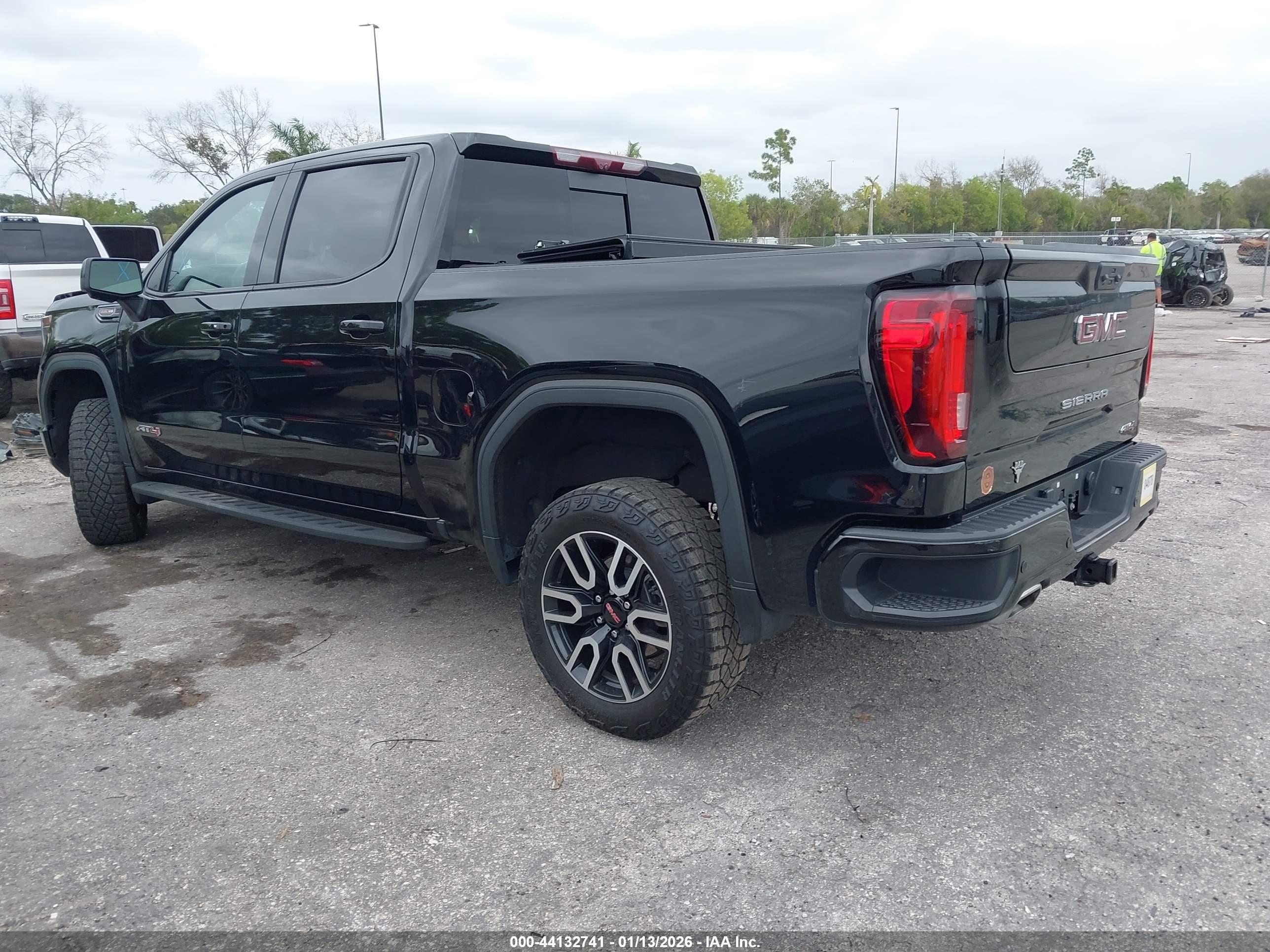 GMC SIERRA image 3