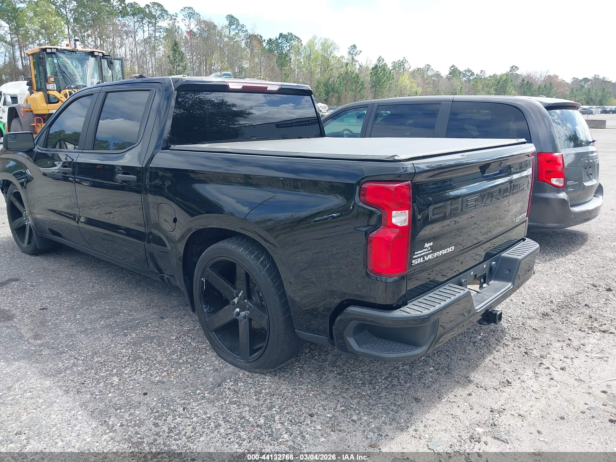 CHEVROLET SILVERADO image 3