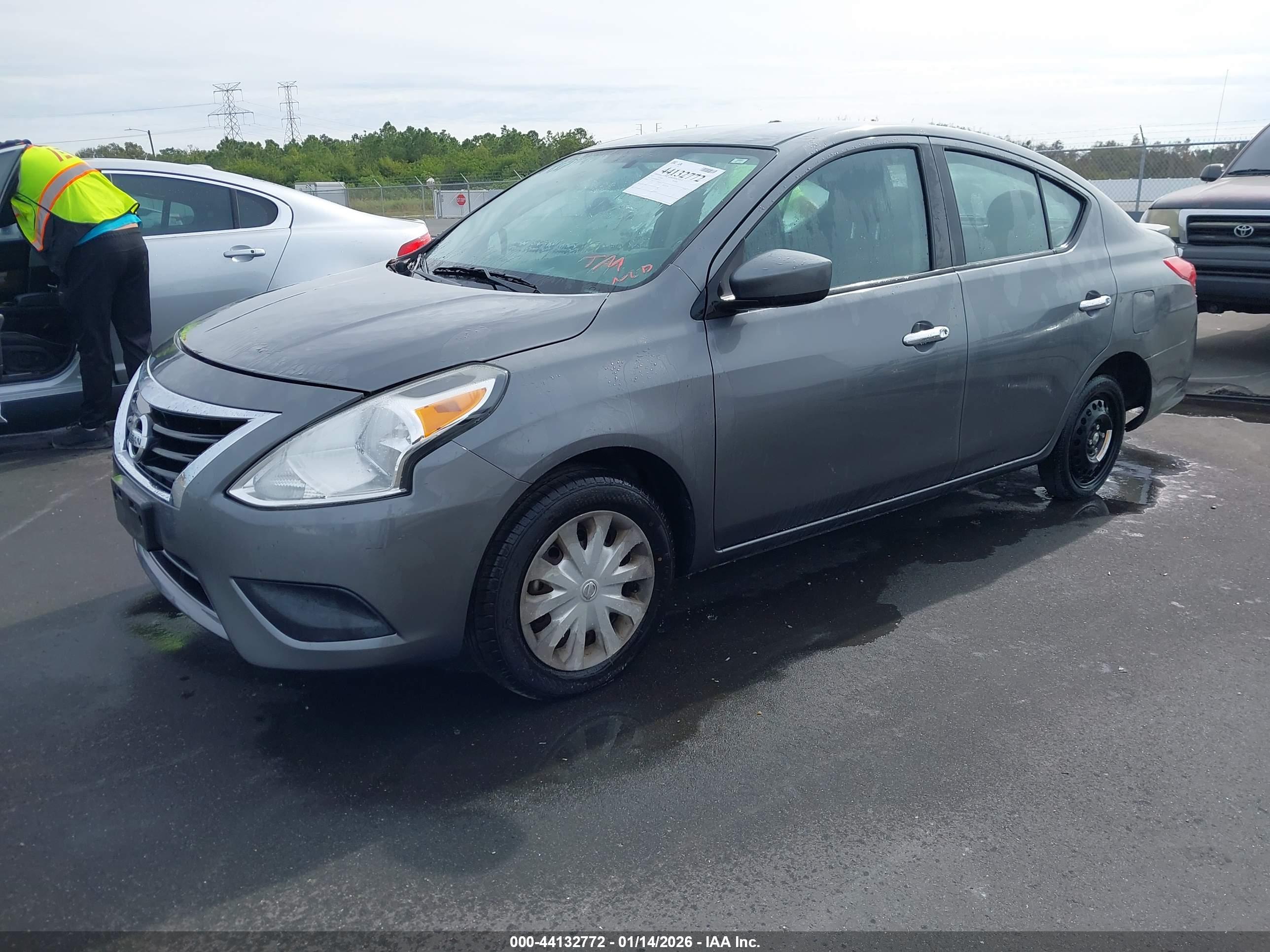 NISSAN VERSA image 2