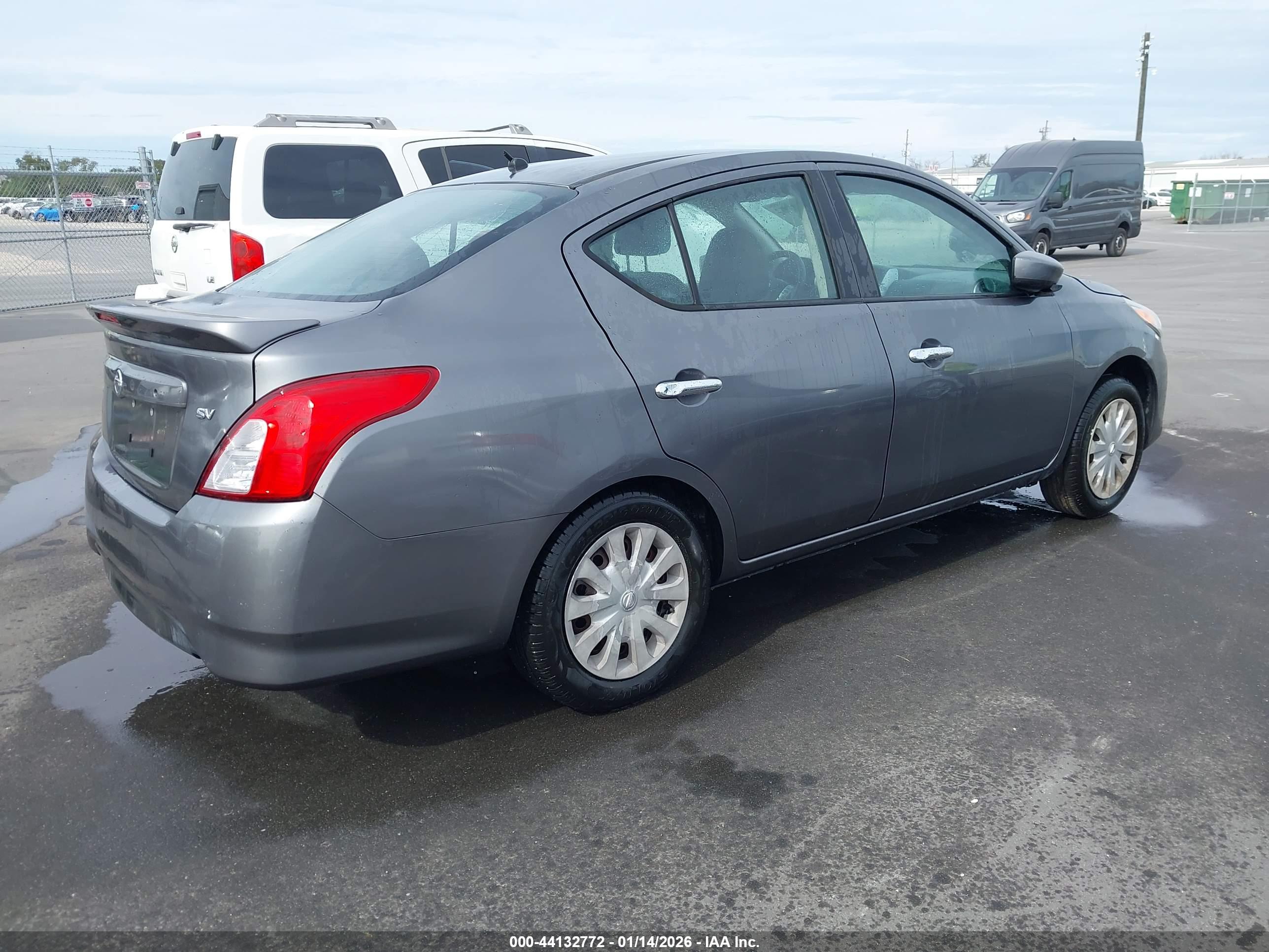 NISSAN VERSA image 4