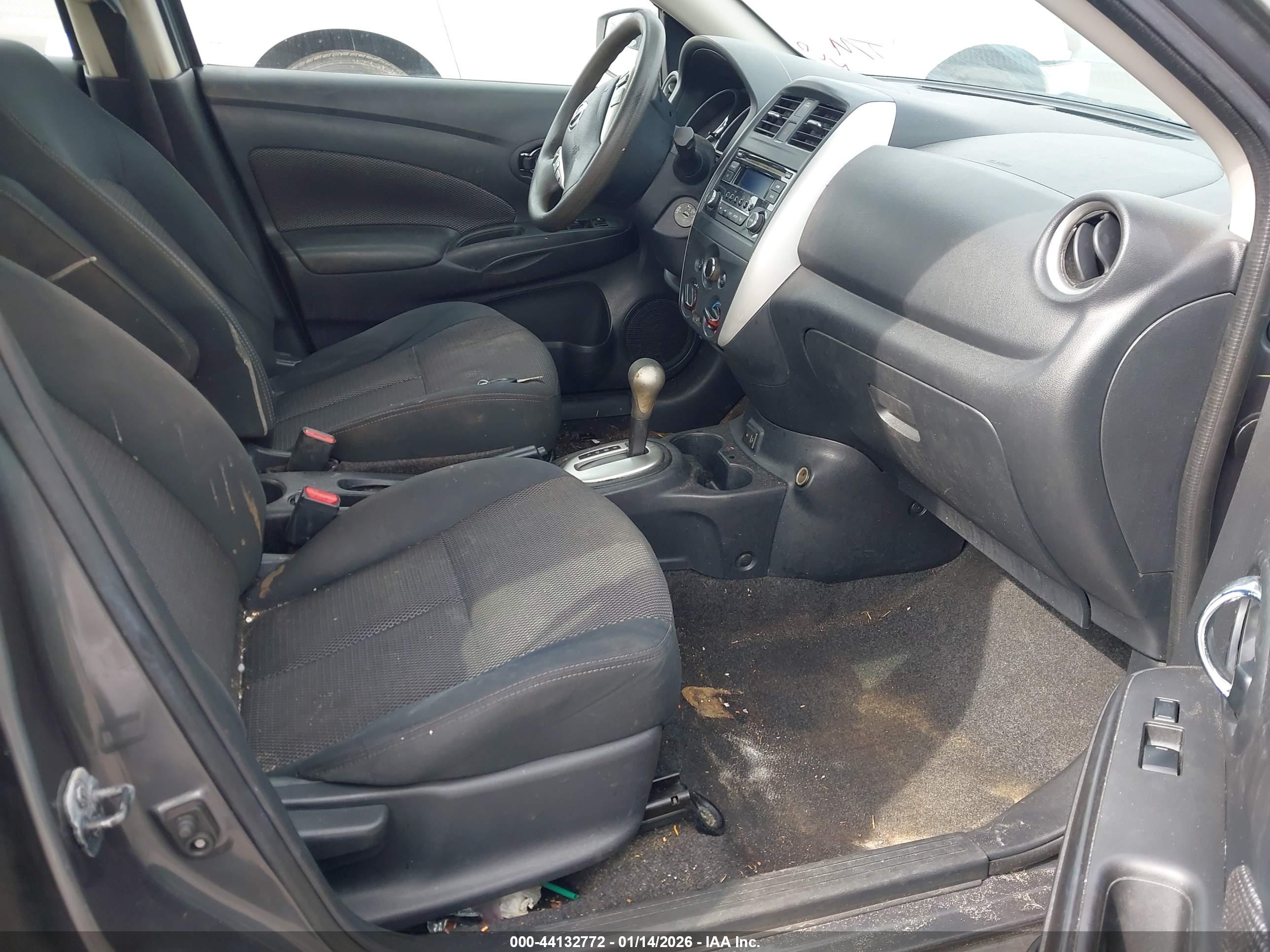 NISSAN VERSA image 5