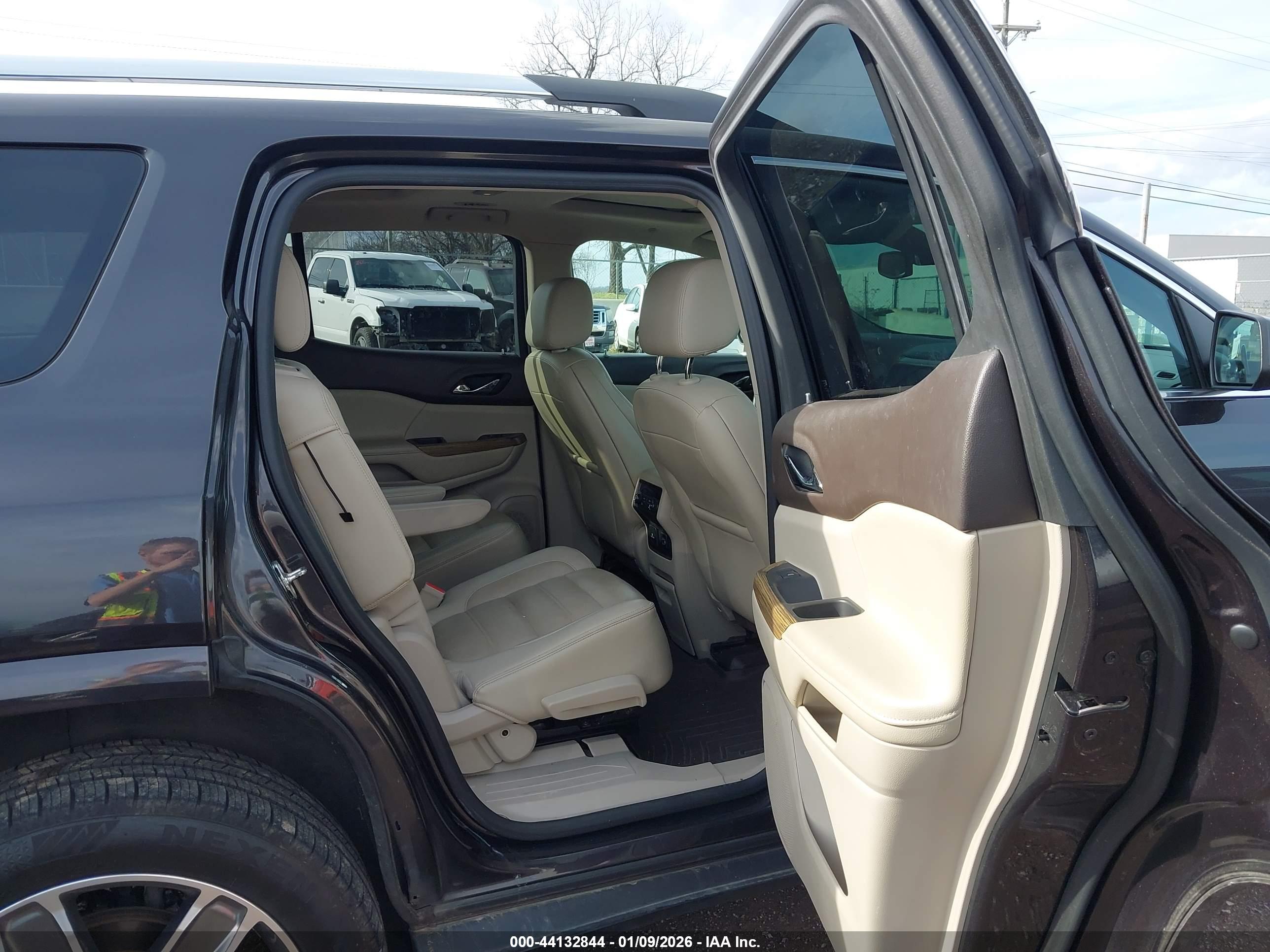 GMC ACADIA image 8