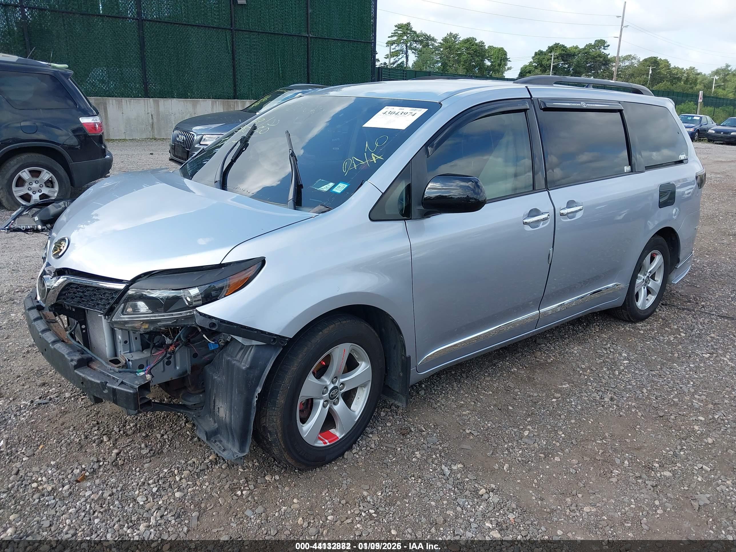 TOYOTA SIENNA image 2