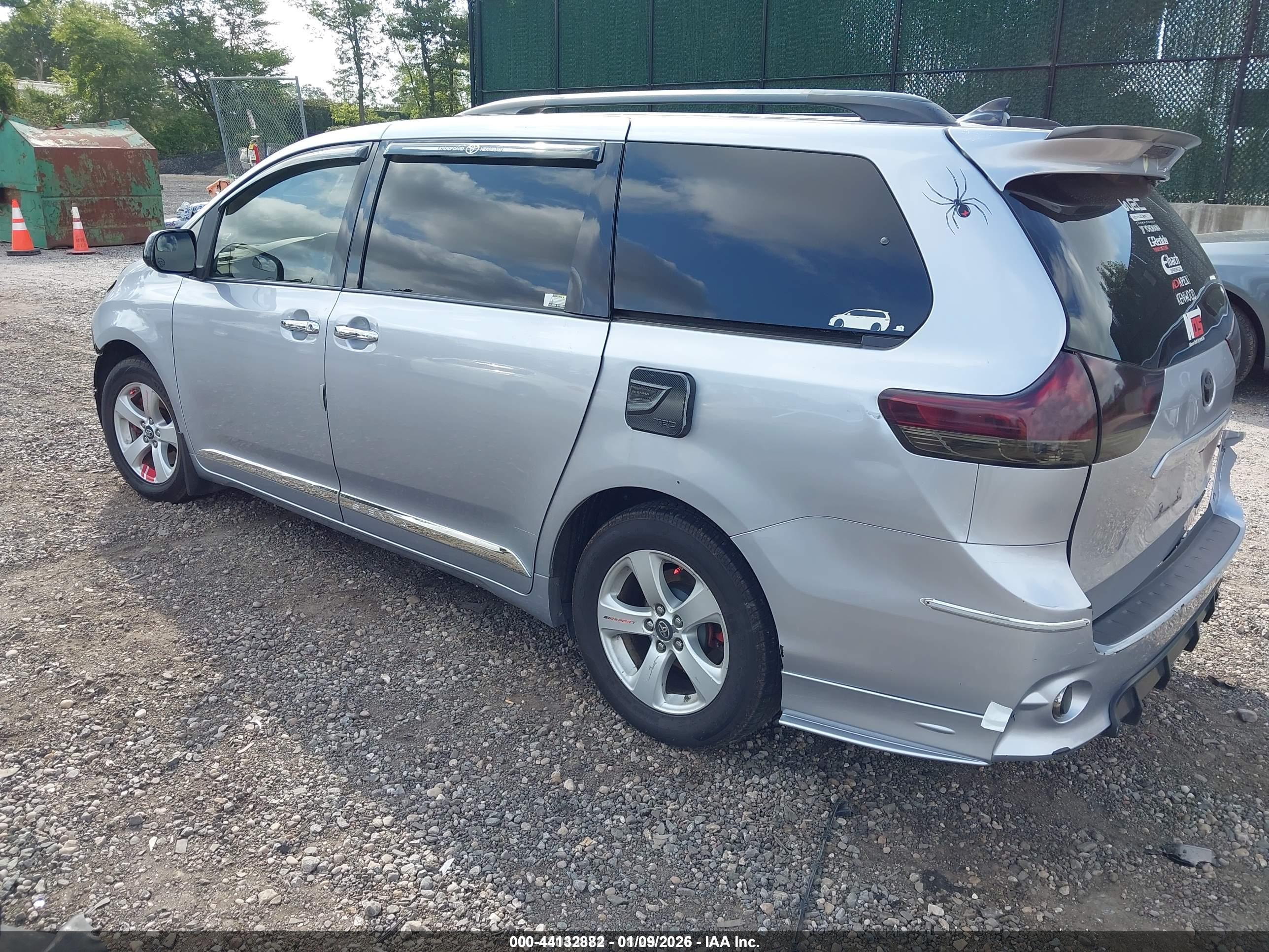 TOYOTA SIENNA image 3