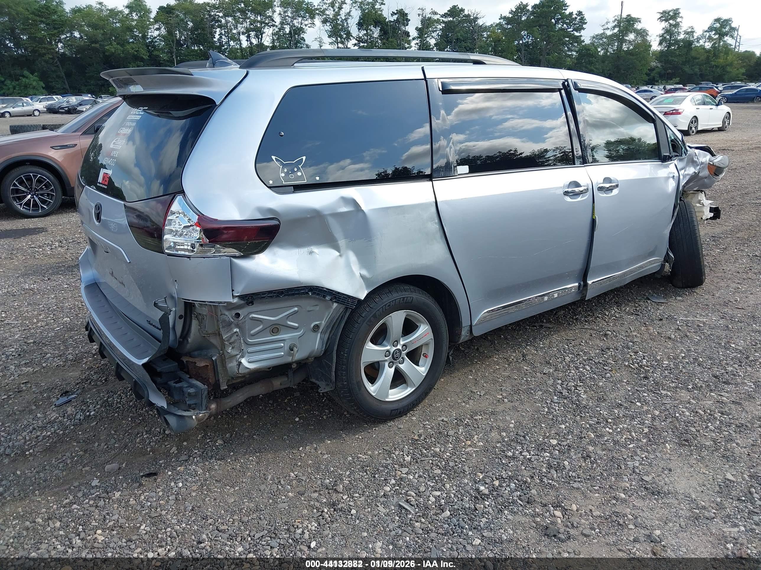 TOYOTA SIENNA image 4
