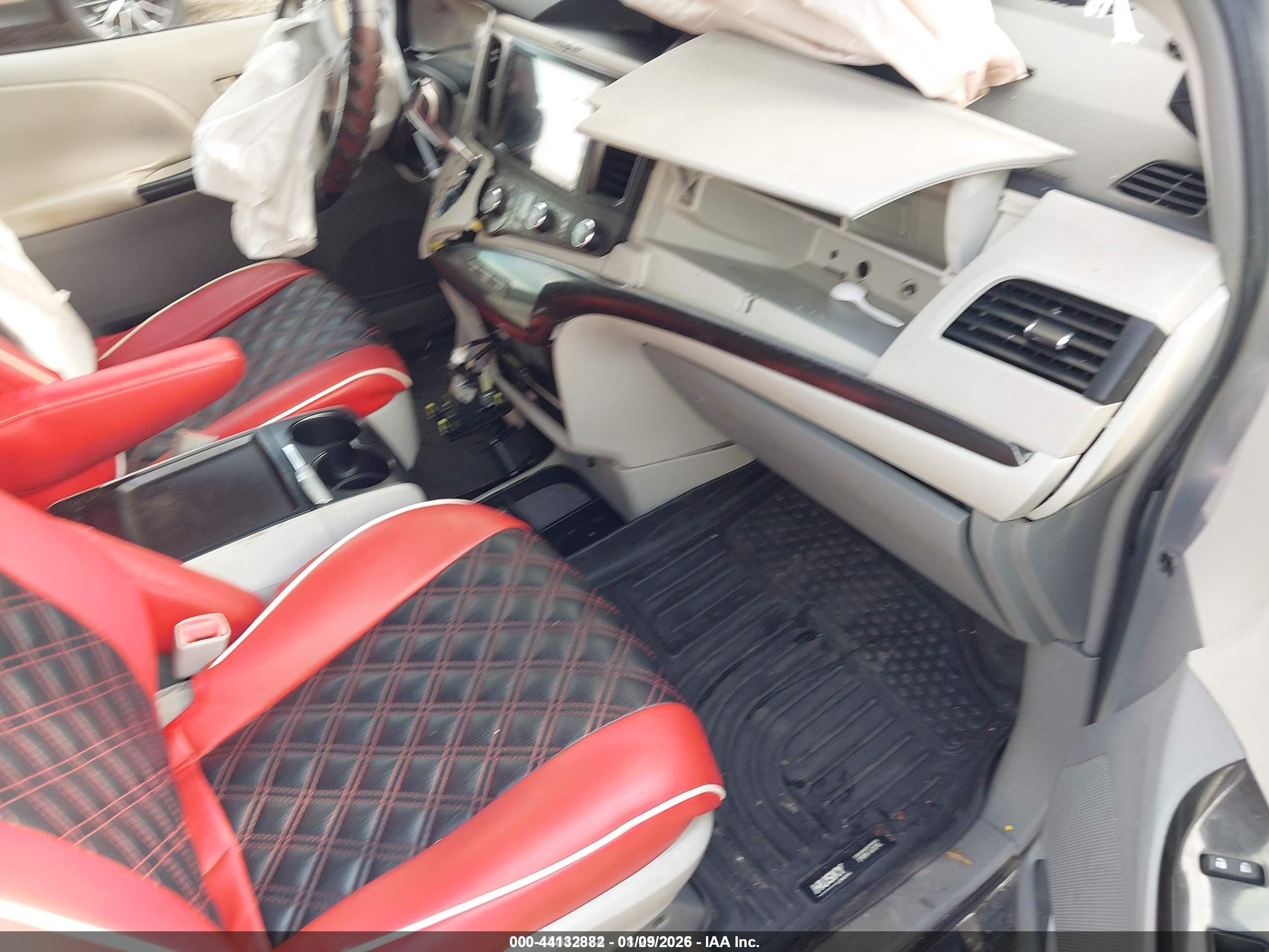 TOYOTA SIENNA image 5