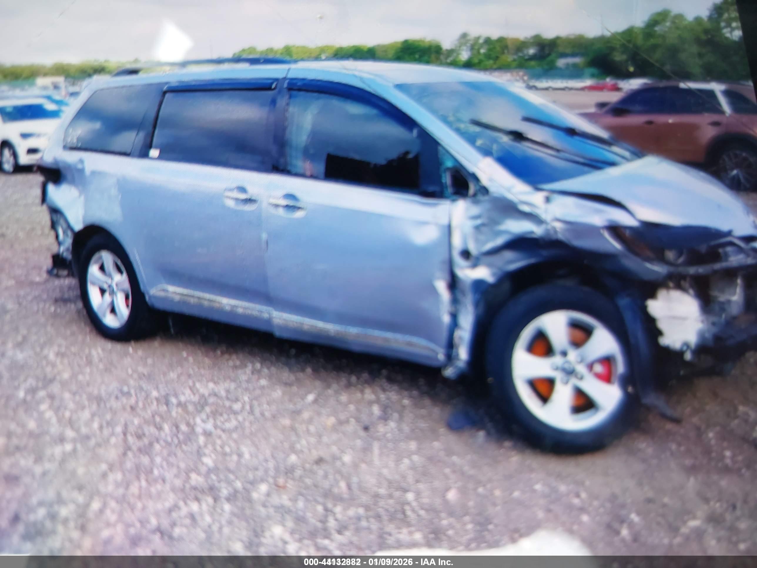 TOYOTA SIENNA image 6