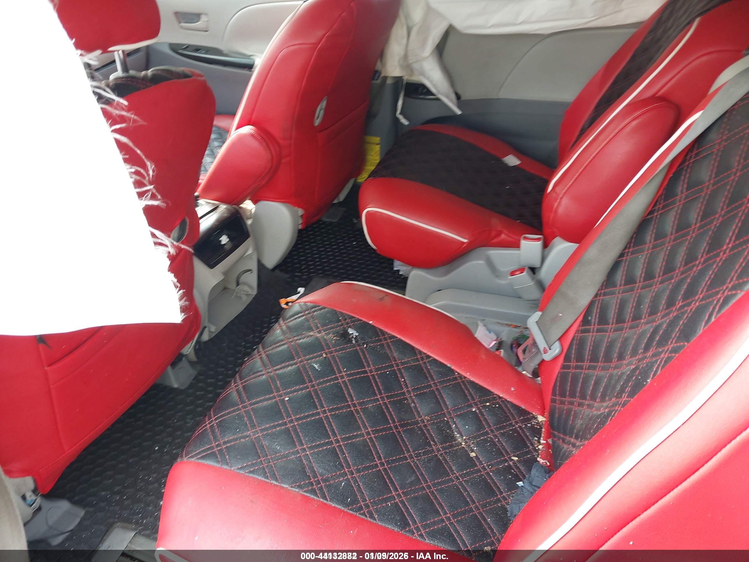 TOYOTA SIENNA image 8