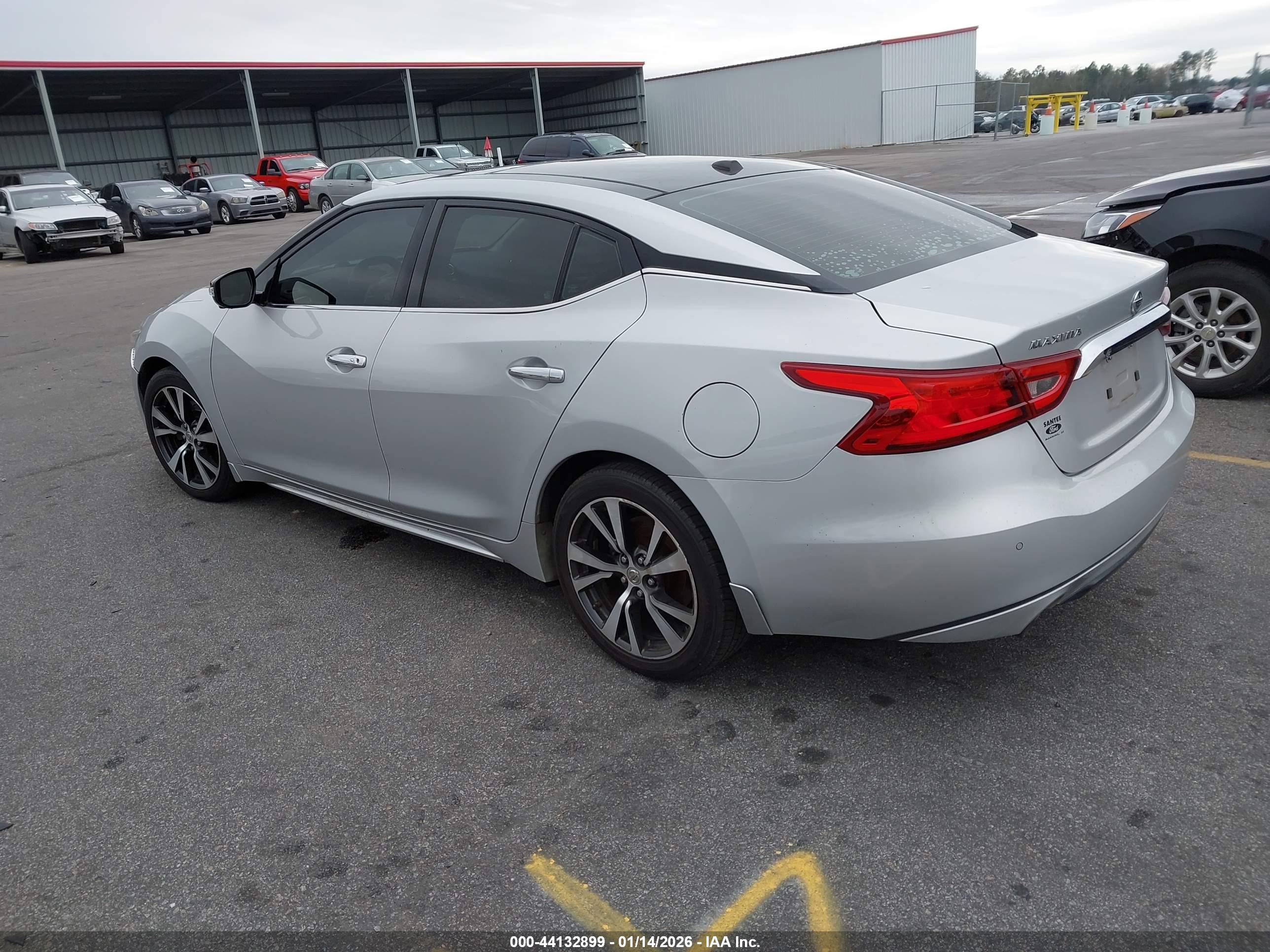 NISSAN MAXIMA image 3